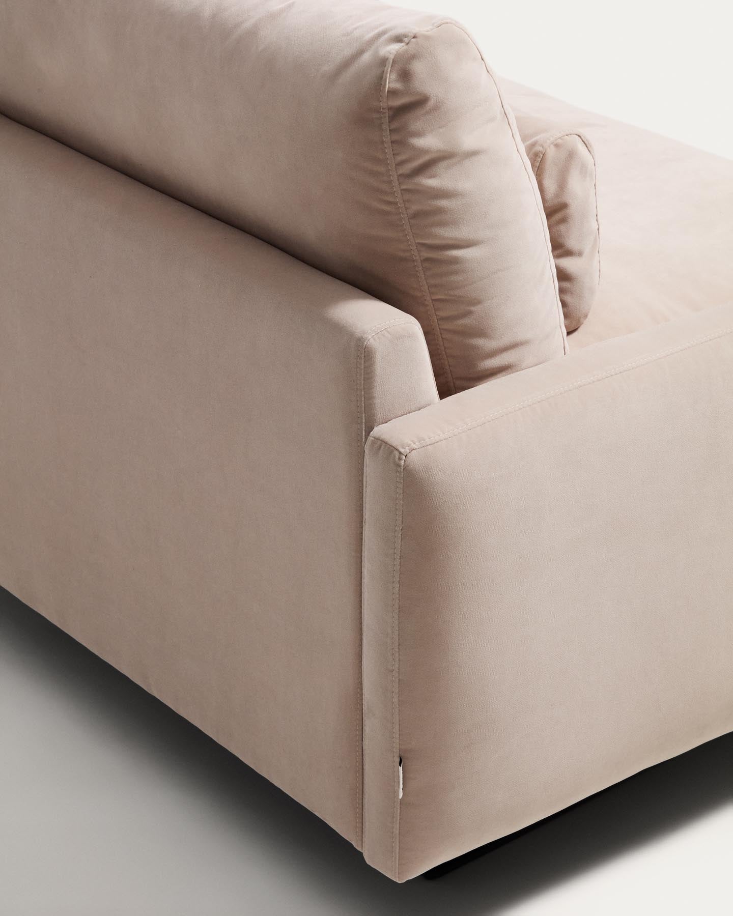 2-Sitzer-Sofa Veliro, schwer entflammbar, mit perlweissem Samt und Stahlbeinen mit schwarzem Finish, 210 cm, FSC Mix Credit in Perle präsentiert im Onlineshop von KAQTU Design AG. 2er Sofa ist von Kave Home