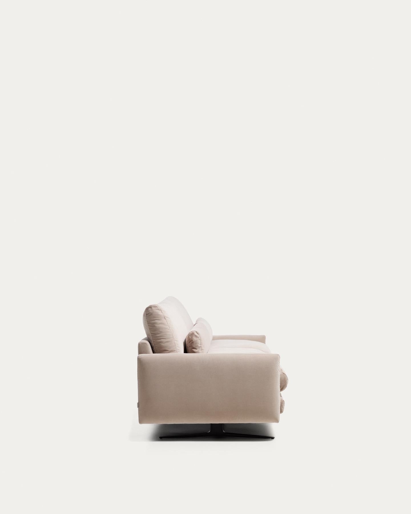 2-Sitzer-Sofa Veliro, schwer entflammbar, mit perlweissem Samt und Stahlbeinen mit schwarzem Finish, 210 cm, FSC Mix Credit in Perle präsentiert im Onlineshop von KAQTU Design AG. 2er Sofa ist von Kave Home