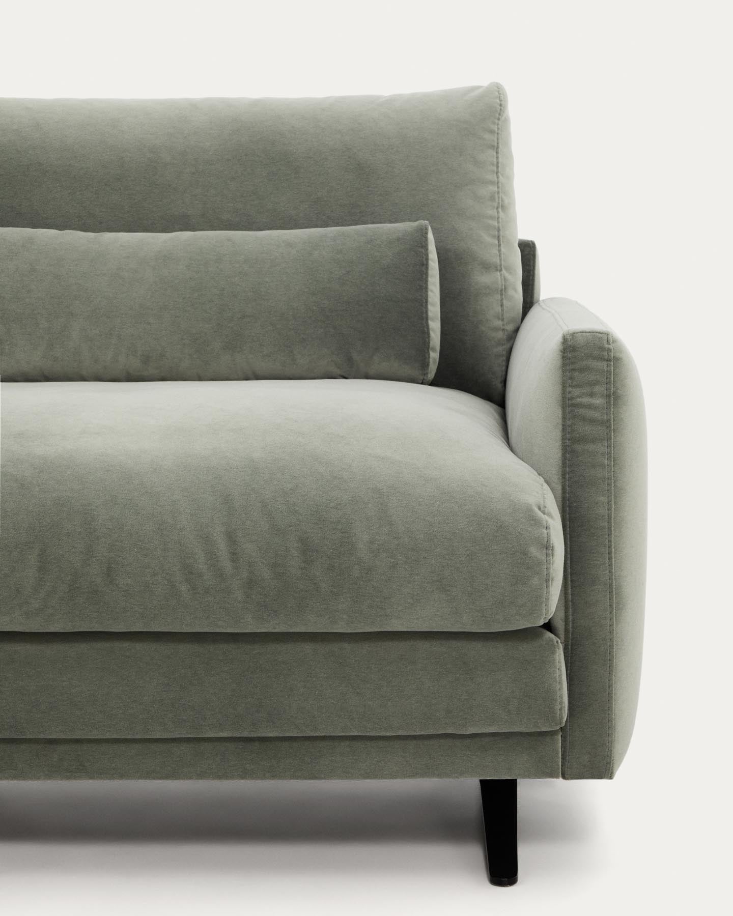 2-Sitzer-Sofa Veliro aus grünem Samt mit Stahlbeinen in schwarzer Ausführung, 210 cm FSC Mix Credit in Grün präsentiert im Onlineshop von KAQTU Design AG. 2er Sofa ist von Kave Home