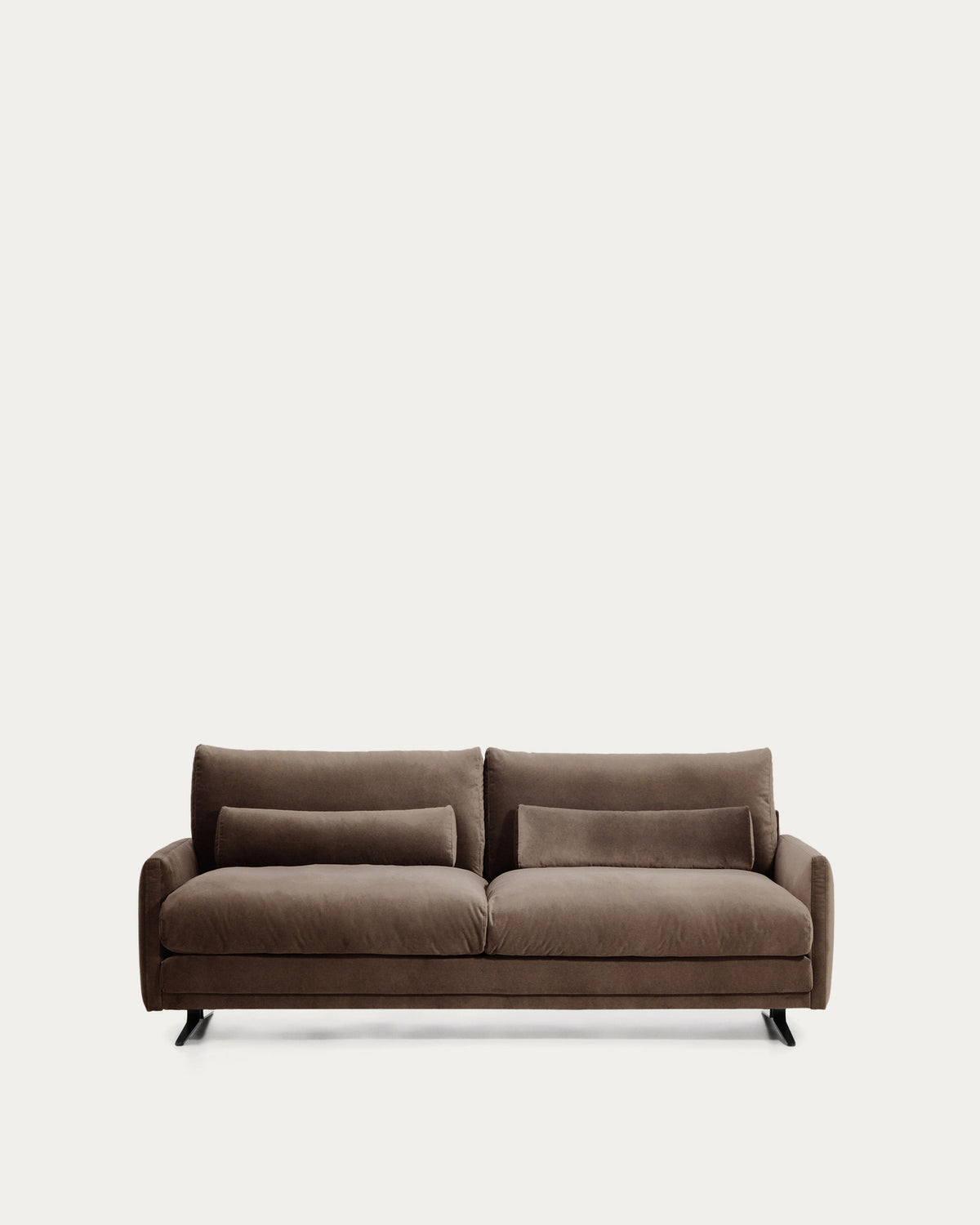2-Sitzer-Sofa Veliro aus schokoladenbraunem Samt mit Stahlbeinen in schwarzer Ausführung, in Dunkelbraun präsentiert im Onlineshop von KAQTU Design AG. 2er Sofa ist von Kave Home