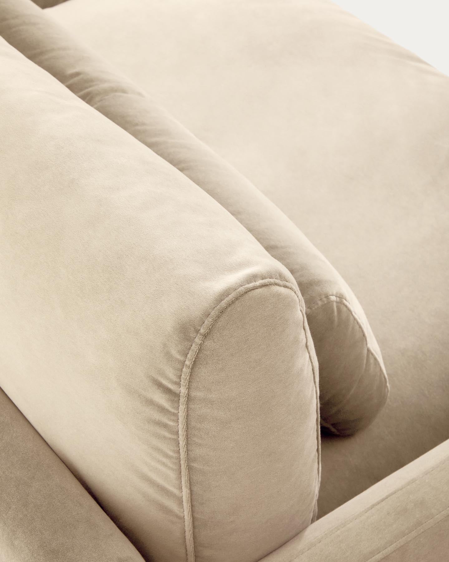 2-Sitzer-Sofa Veliro aus perlfarbenem Samt mit Stahlbeinen in schwarzer Ausführung, 210 cm, FSC Mix Credit in Perle präsentiert im Onlineshop von KAQTU Design AG. 2er Sofa ist von Kave Home