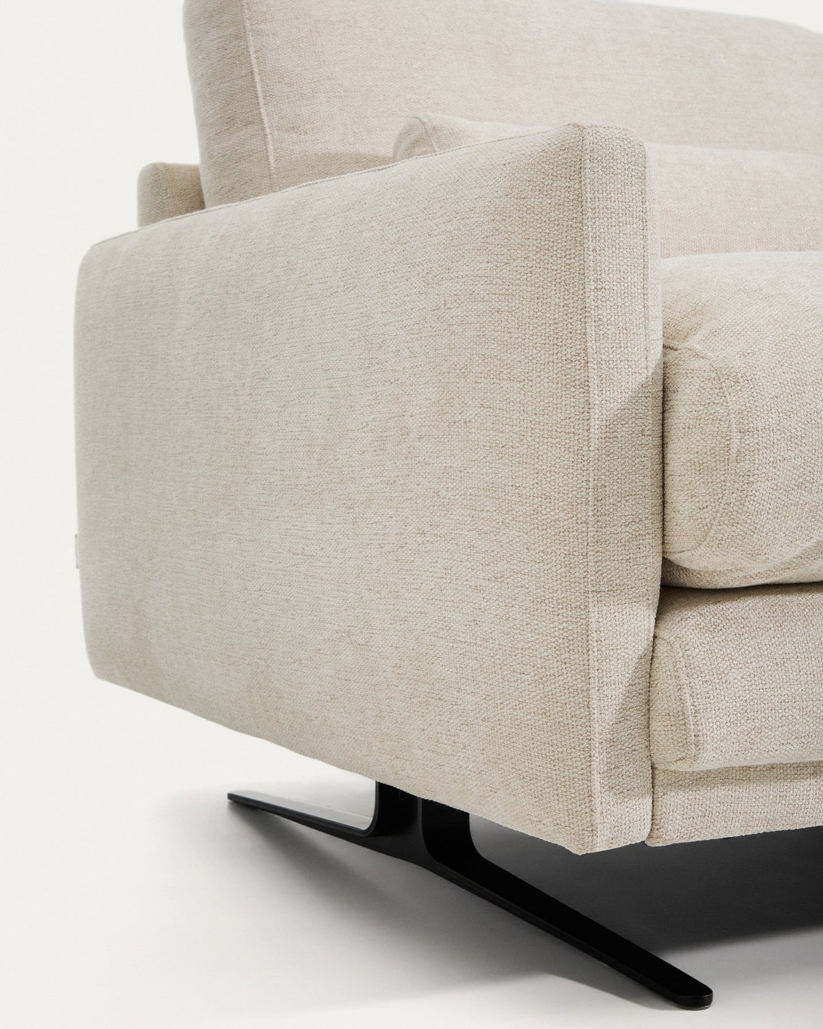 2-Sitzer-Sofa Veliro von Kave Home mit beigem Chenille-Bezug, gepolsterten Armlehnen und schwarzen matten Stahlbeinen.