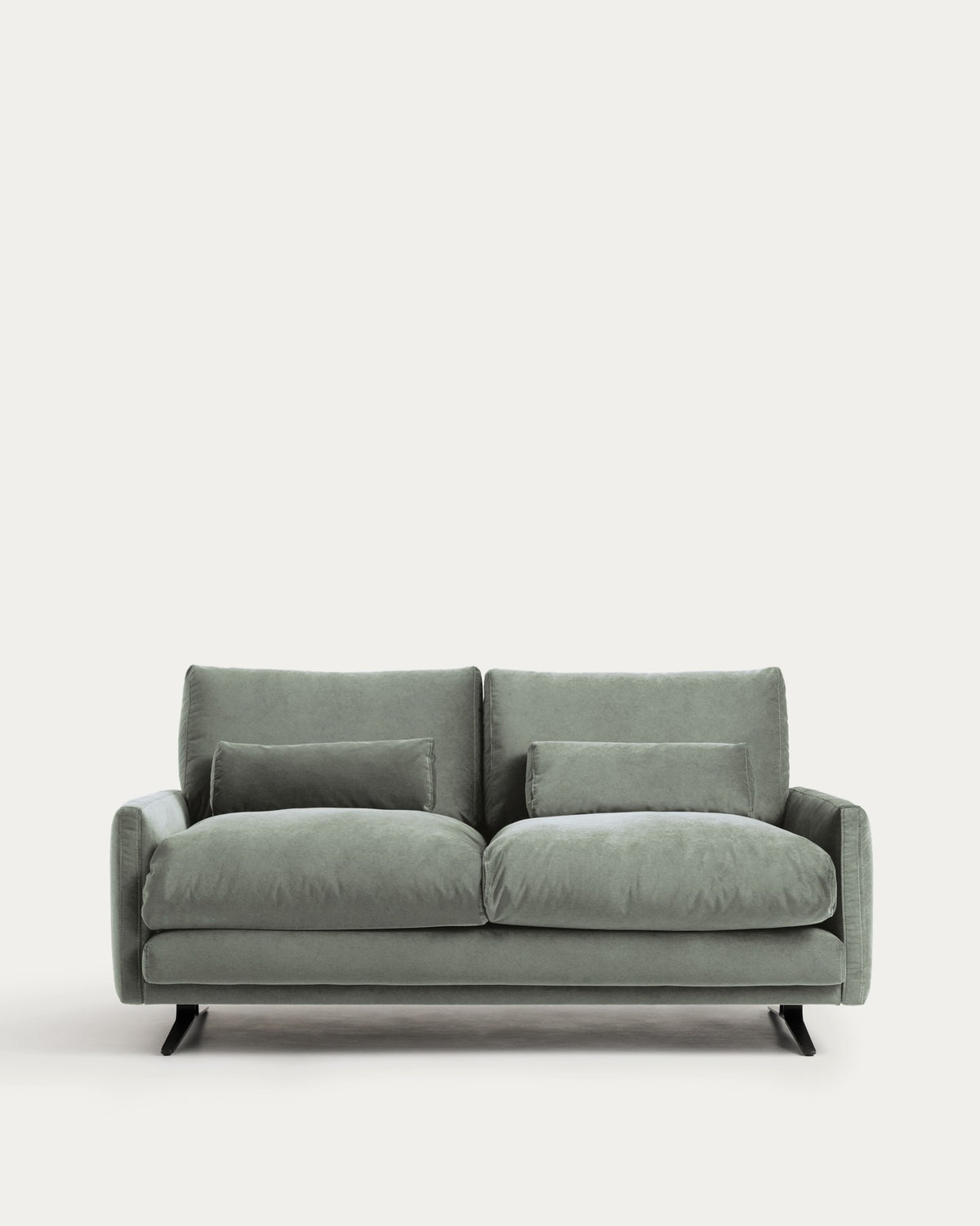 2-Sitzer-Sofa Veliro von Kave Home mit grünem Samtbezug, schwarzen pulverbeschichteten Stahlbeinen und gepolsterten Armlehnen, Frontalansicht.
