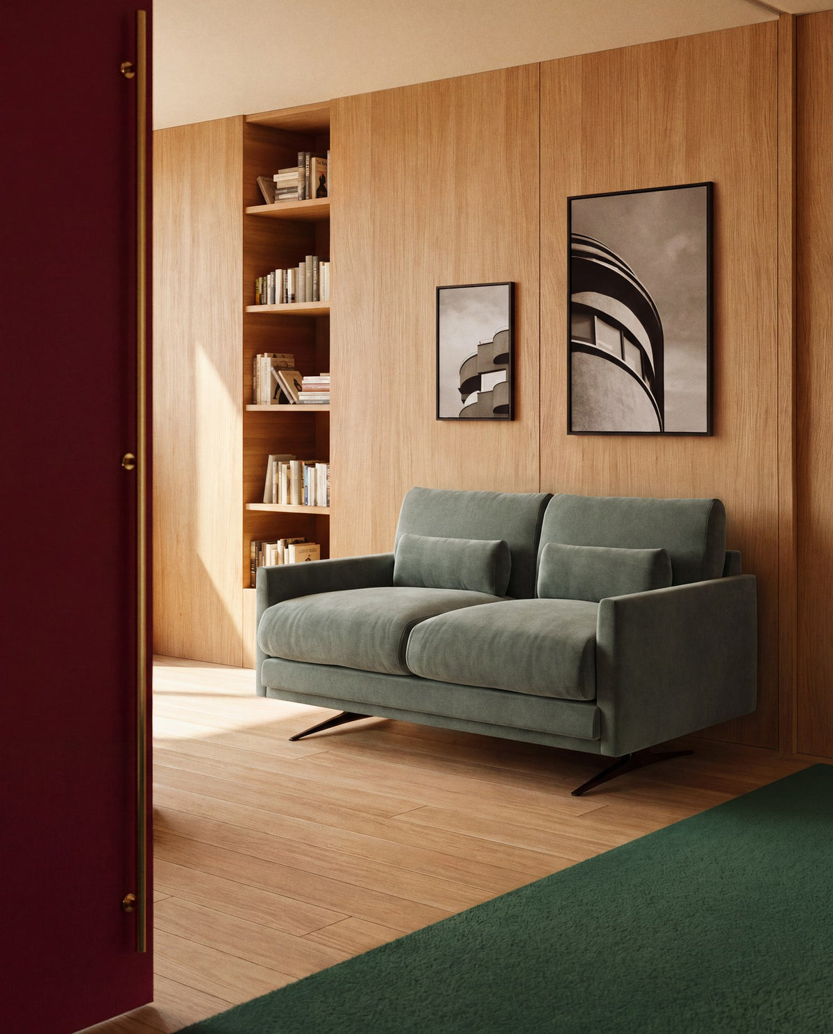 2-Sitzer-Sofa Veliro von Kave Home mit grünem Samtbezug, schwarzen pulverbeschichteten Stahlbeinen und gepolsterten Armlehnen, Frontalansicht.
