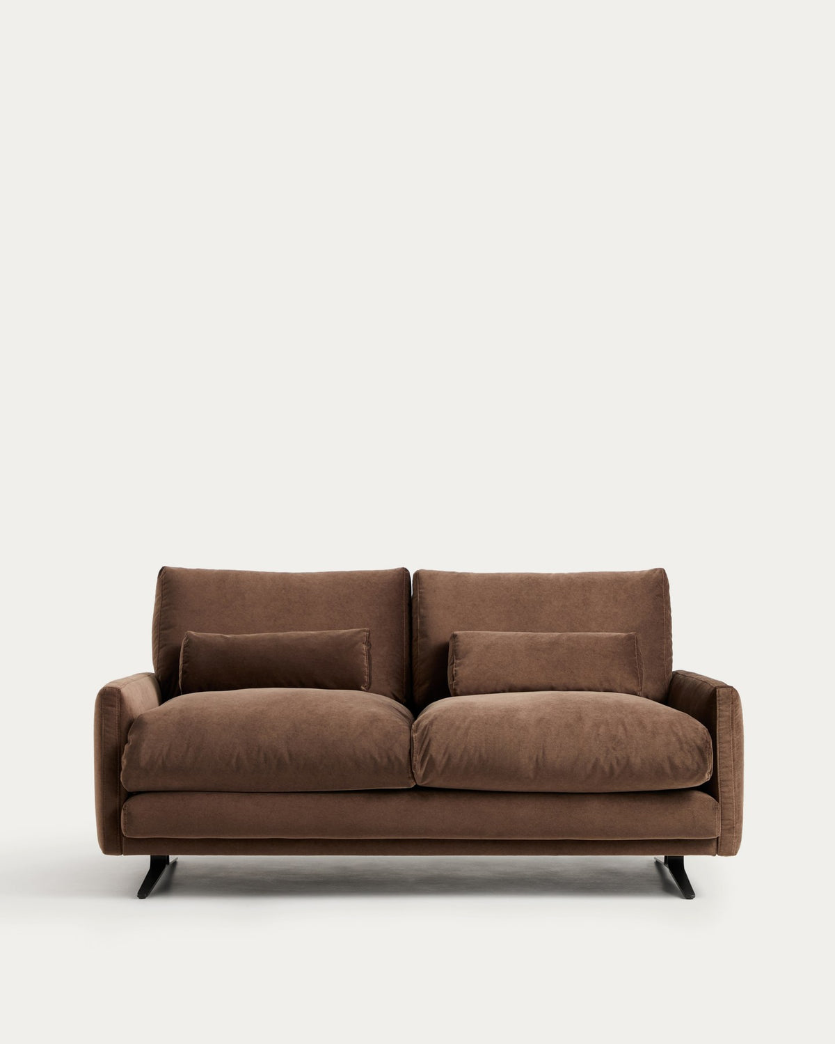 2-Sitzer-Sofa Veliro in schokoladenbraunem Samt mit schwarzen Stahlbeinen, klassische Linienführung, Armlehnen, 180 cm breit.