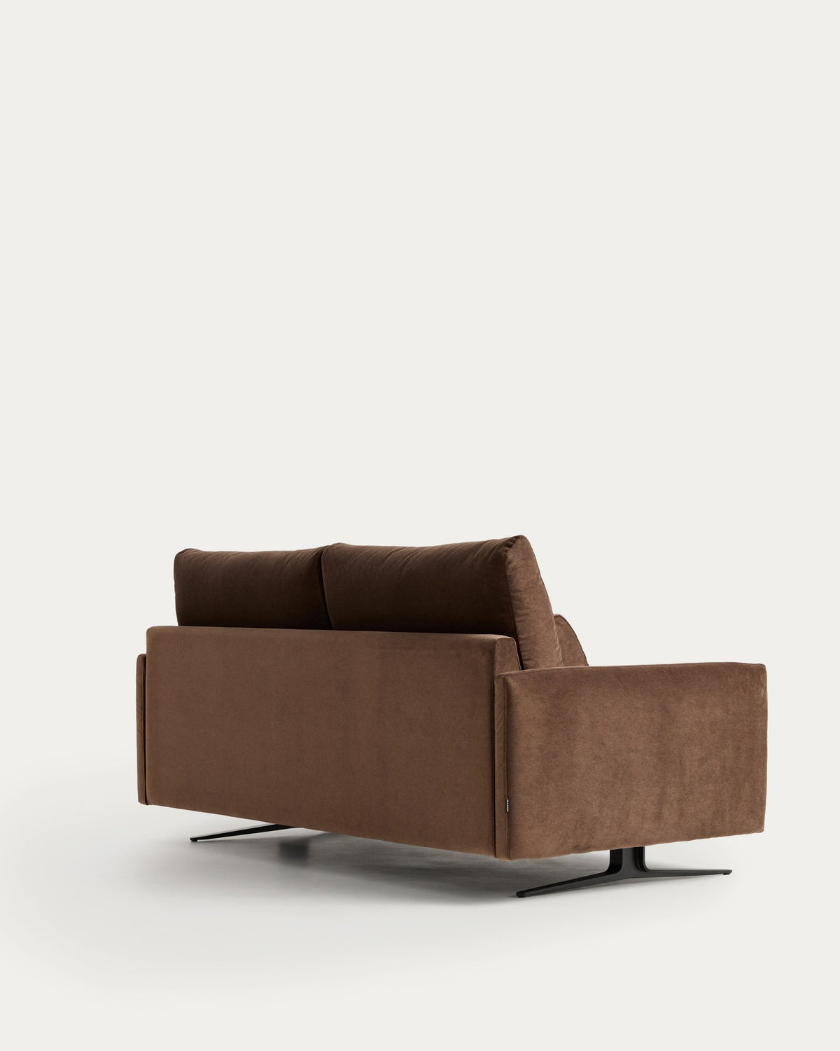 2-Sitzer-Sofa Veliro in schokoladenbraunem Samt mit schwarzen Stahlbeinen, klassische Linienführung, Armlehnen, 180 cm breit.