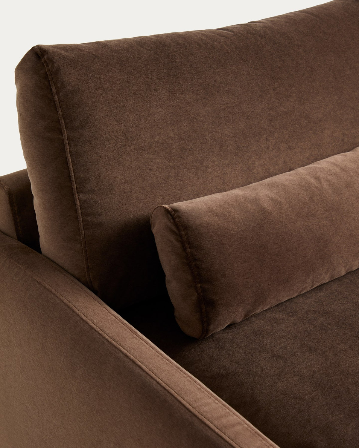 2-Sitzer-Sofa Veliro in schokoladenbraunem Samt mit schwarzen Stahlbeinen, klassische Linienführung, Armlehnen, 180 cm breit.