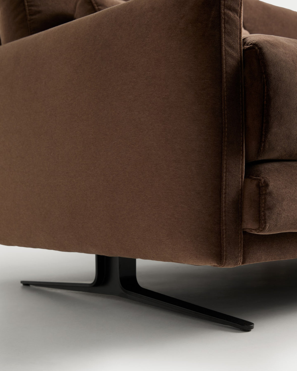 2-Sitzer-Sofa Veliro in schokoladenbraunem Samt mit schwarzen Stahlbeinen, klassische Linienführung, Armlehnen, 180 cm breit.