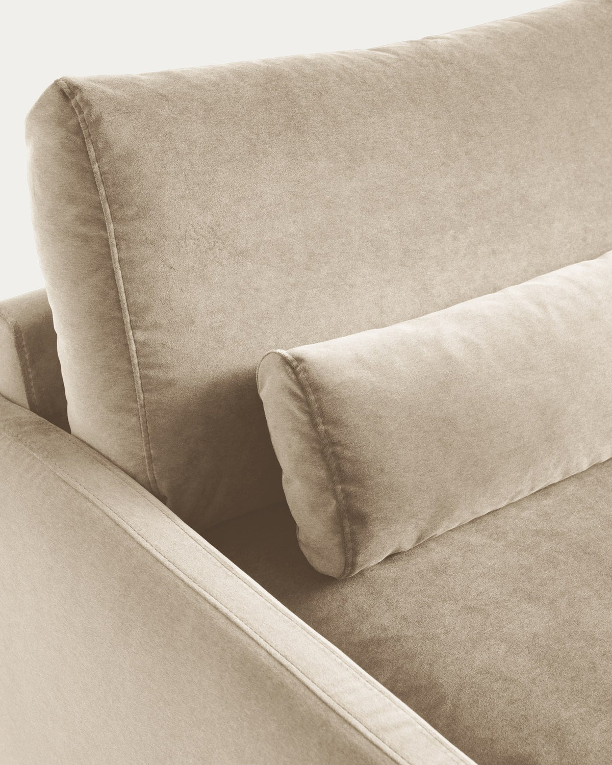 2-Sitzer-Sofa Veliro von Kave Home aus perlfarbenem Samt mit gepolsterter Sitzfläche und schwarzen Stahlbeinen, Breite 180 cm.