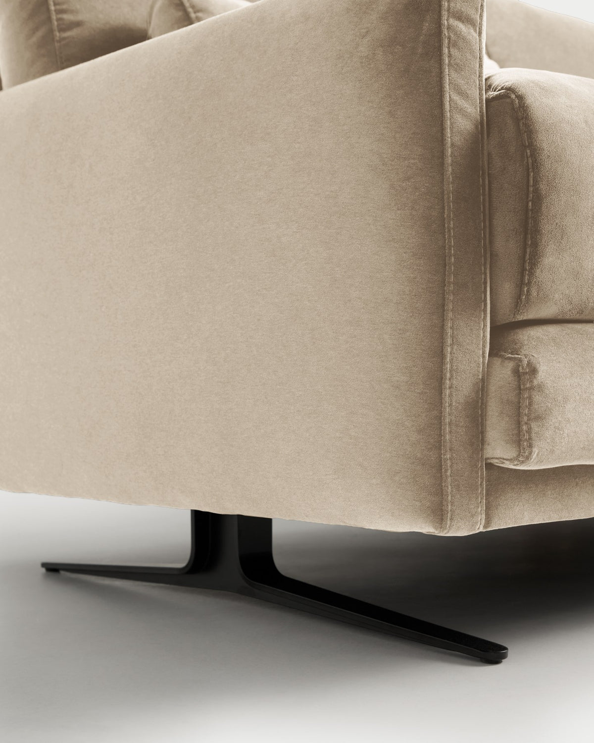 2-Sitzer-Sofa Veliro von Kave Home aus perlfarbenem Samt mit gepolsterter Sitzfläche und schwarzen Stahlbeinen, Breite 180 cm.