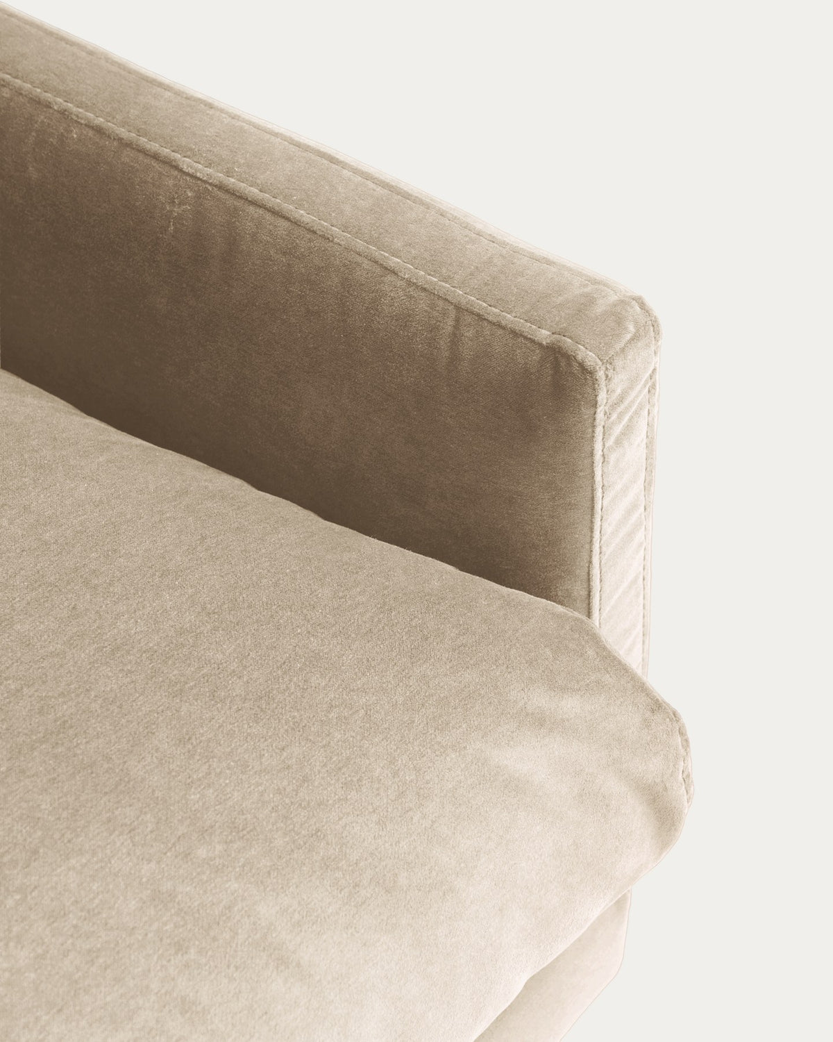 2-Sitzer-Sofa Veliro von Kave Home aus perlfarbenem Samt mit gepolsterter Sitzfläche und schwarzen Stahlbeinen, Breite 180 cm.