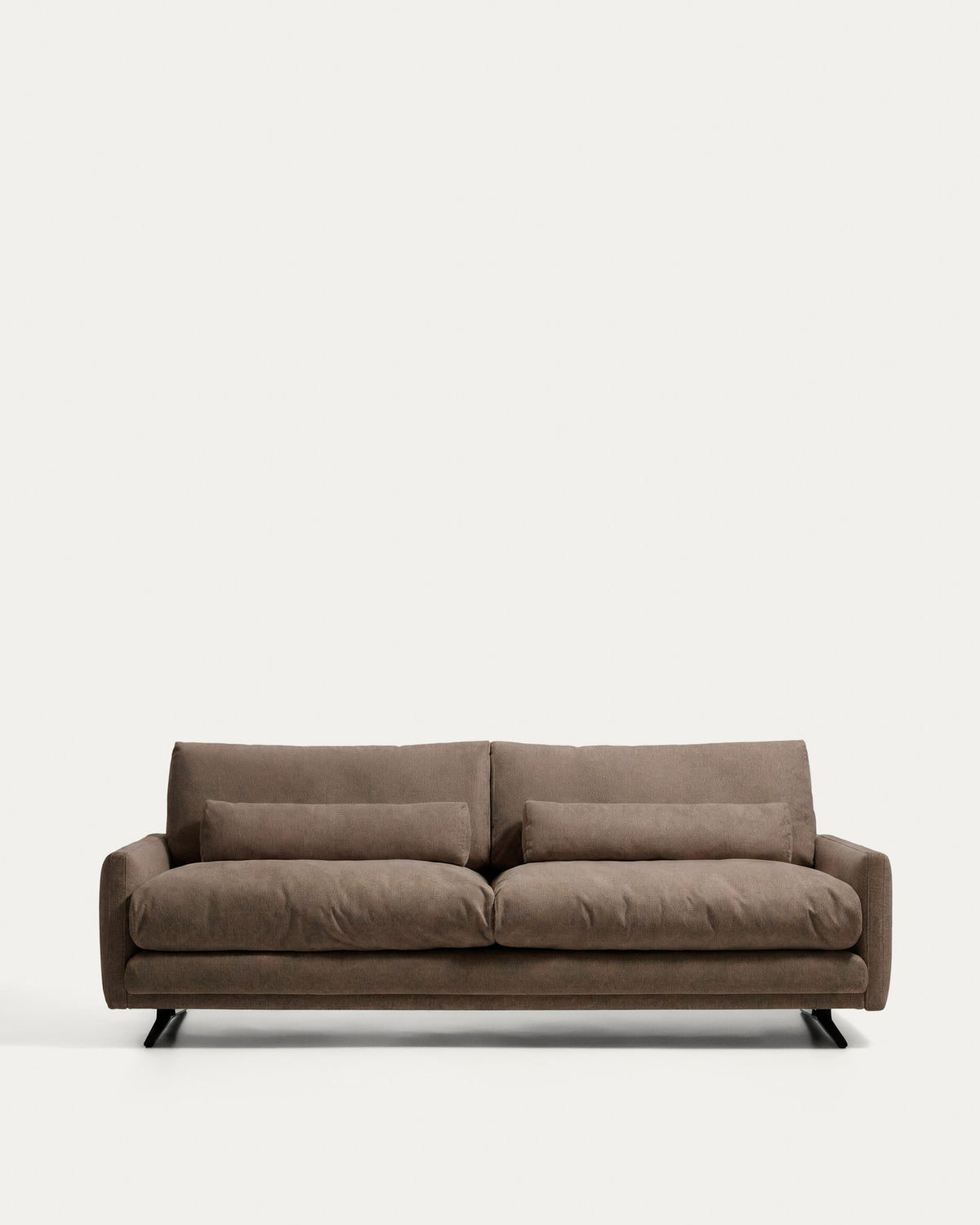 3-Sitzer-Sofa Veliro, schwer entflammbar, in Toastbraun mit Stahlbeinen mit schwarzem Fini in Braun präsentiert im Onlineshop von KAQTU Design AG. 3er Sofa ist von Kave Home