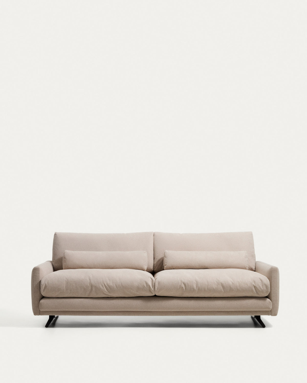 3-Sitzer-Sofa Veliro, schwer entflammbar, in Beige mit Stahlbeinen mit schwarzem Finish, 2 in Beige präsentiert im Onlineshop von KAQTU Design AG. 3er Sofa ist von Kave Home