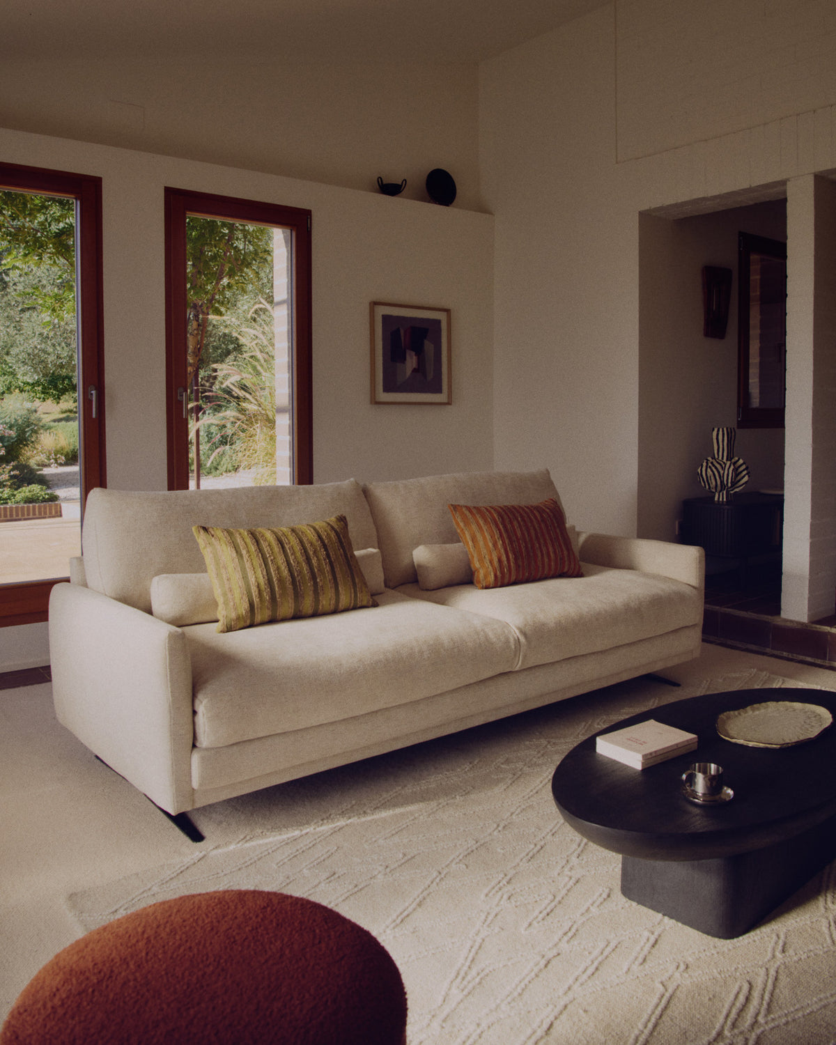3-Sitzer-Sofa Veliro, schwer entflammbar, in Beige mit Stahlbeinen mit schwarzem Finish, 2 in Beige präsentiert im Onlineshop von KAQTU Design AG. 3er Sofa ist von Kave Home