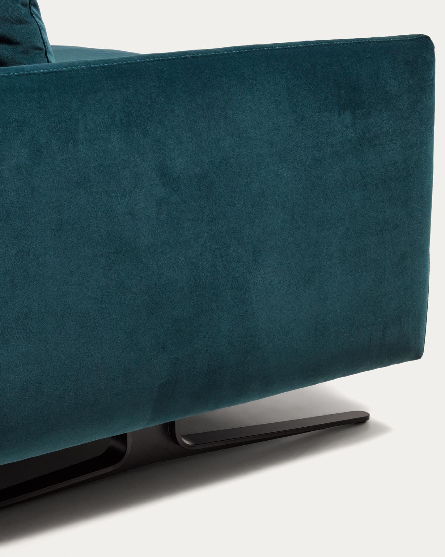 3-Sitzer-Sofa Veliro, schwer entflammbar, mit Samt in dunklem Türkis und Stahlbeinen mit schwarzem Finish, 240 cm, FSC Mix Credit in Grün präsentiert im Onlineshop von KAQTU Design AG. 3er Sofa ist von Kave Home