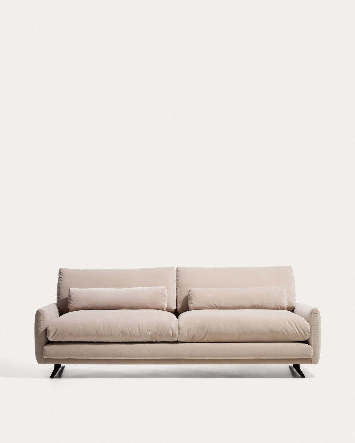 3-Sitzer-Sofa Veliro, schwer entflammbar, mit perlweissem Samt und Stahlbeinen mit schwarze in Perle präsentiert im Onlineshop von KAQTU Design AG. 3er Sofa ist von Kave Home