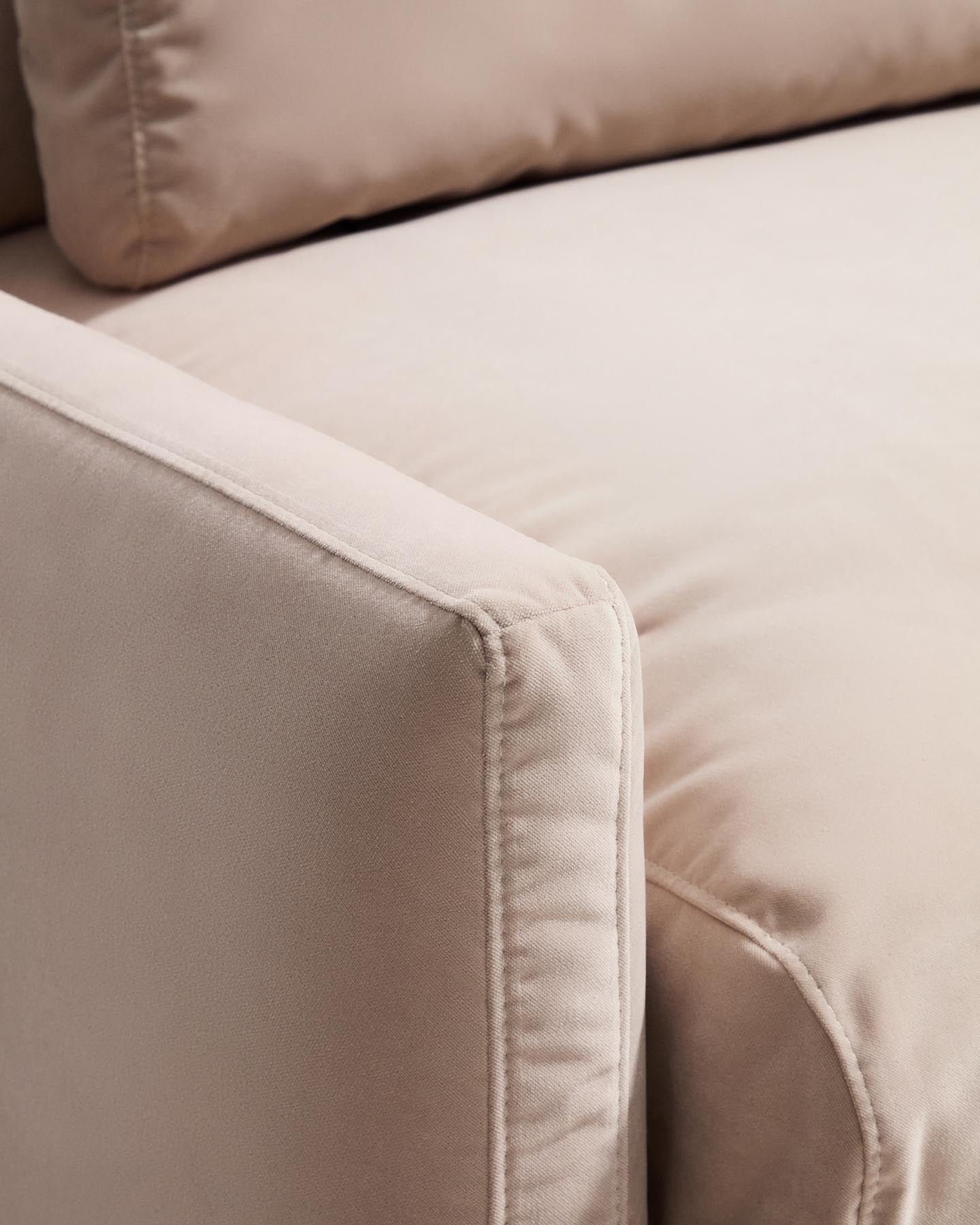 3-Sitzer-Sofa Veliro, schwer entflammbar, mit perlweissem Samt und Stahlbeinen mit schwarzem Finish, 240 cm, FSC Mix Credit in Perle präsentiert im Onlineshop von KAQTU Design AG. 3er Sofa ist von Kave Home