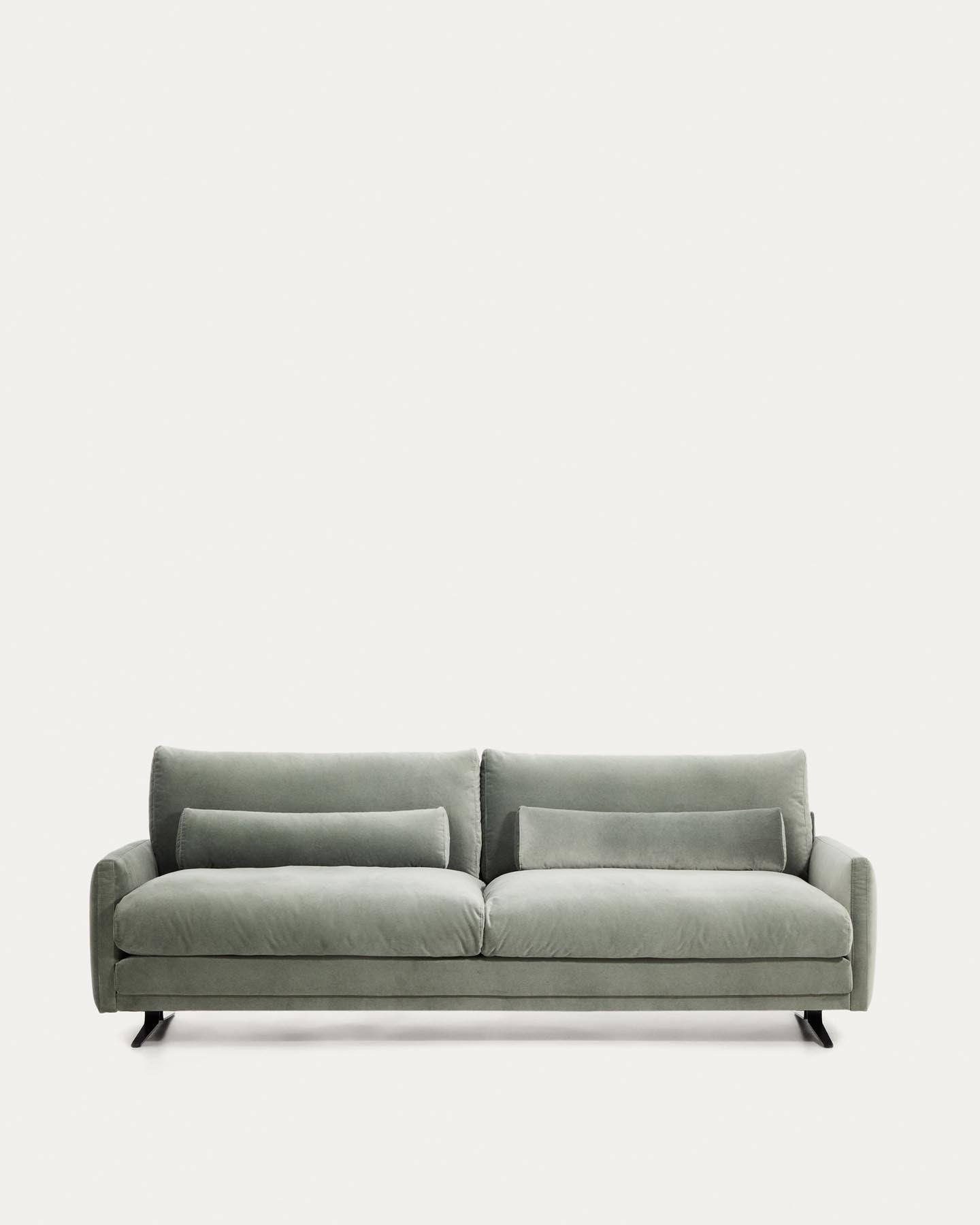 3-Sitzer-Sofa Veliro aus grünem Samt mit Stahlbeinen in schwarzer Ausführung, 240 cm, FSC Mix Credit in Grün präsentiert im Onlineshop von KAQTU Design AG. 3er Sofa ist von Kave Home