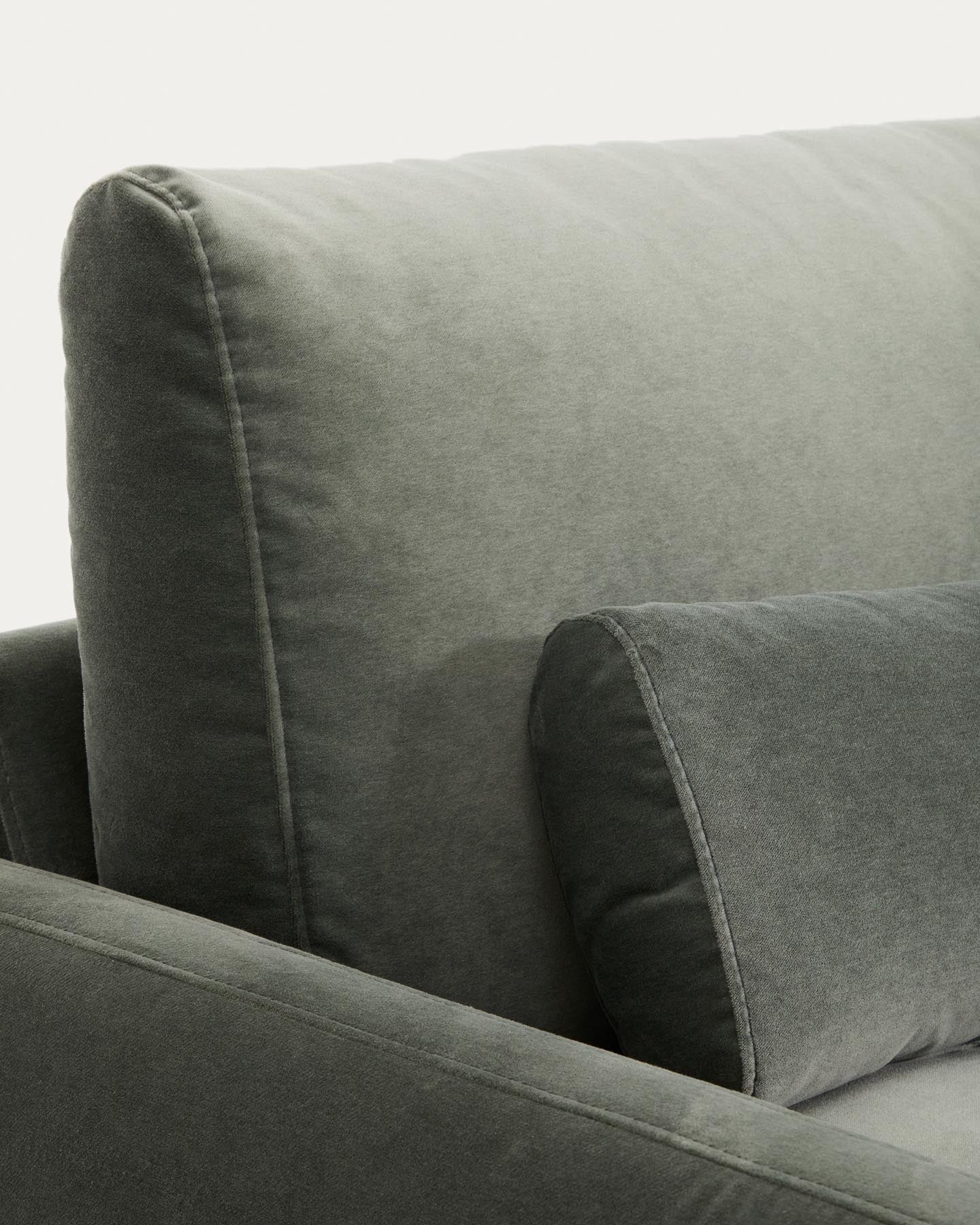 3-Sitzer-Sofa Veliro aus grünem Samt mit Stahlbeinen in schwarzer Ausführung, 240 cm, FSC Mix Credit in Grün präsentiert im Onlineshop von KAQTU Design AG. 3er Sofa ist von Kave Home