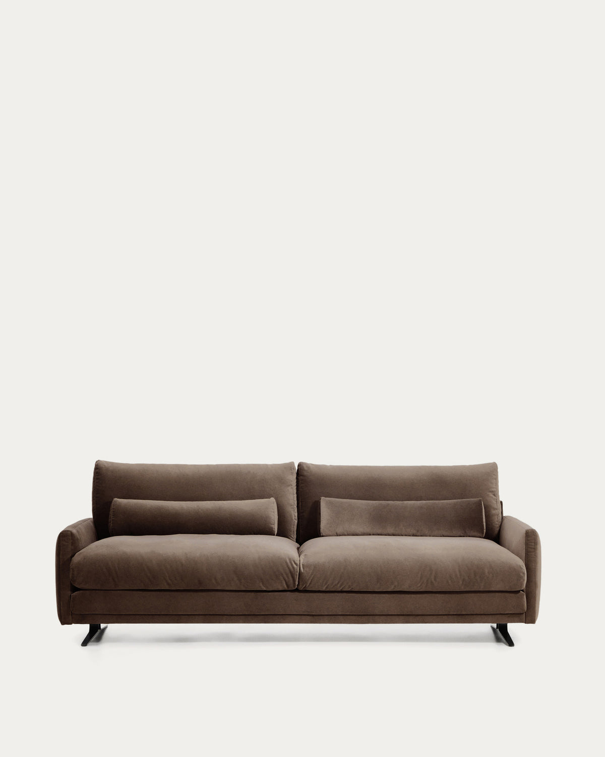 3-Sitzer-Sofa Veliro aus schokoladenbraunem Samt mit Stahlbeinen in schwarzer Ausführung, in Dunkelbraun präsentiert im Onlineshop von KAQTU Design AG. 3er Sofa ist von Kave Home