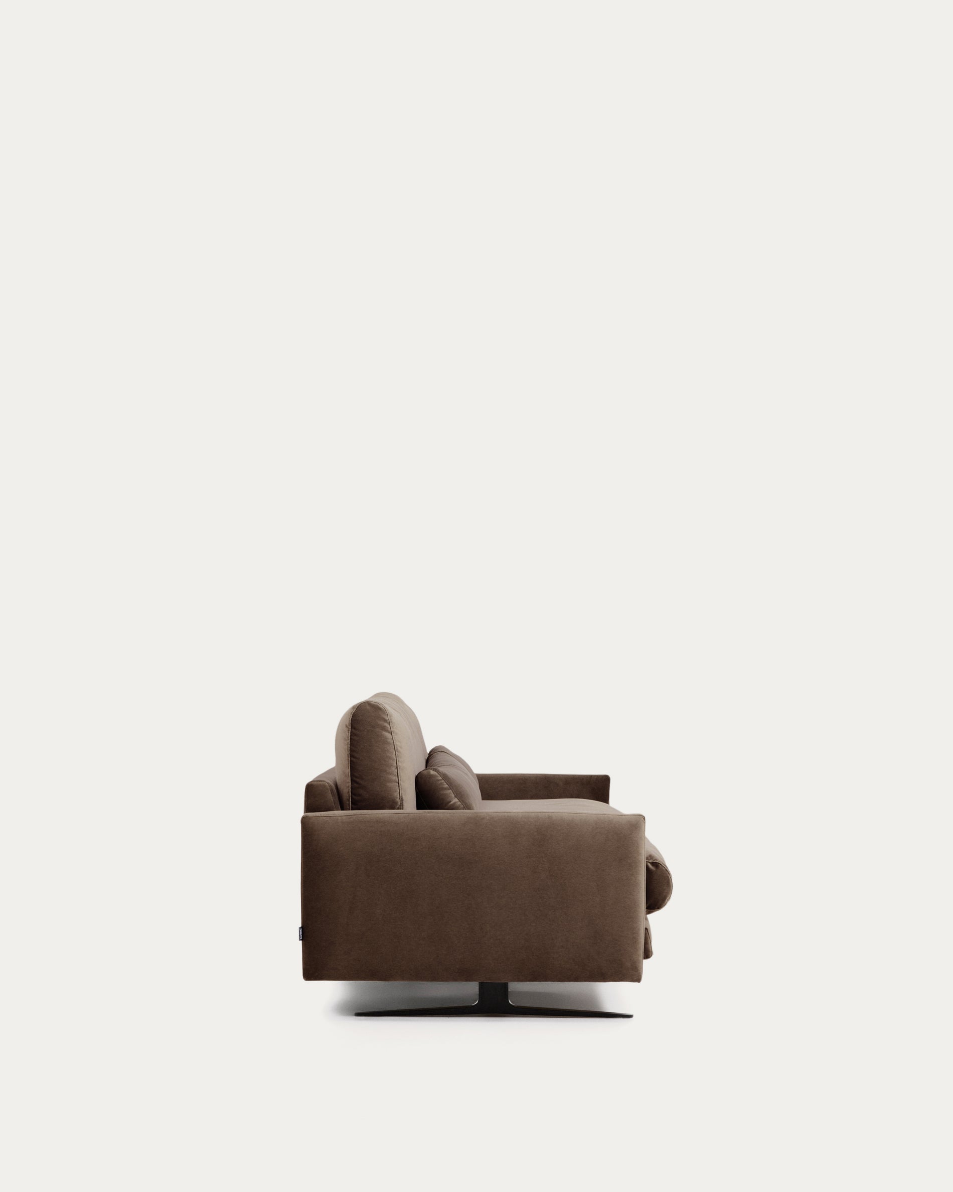 3-Sitzer-Sofa Veliro aus schokoladenbraunem Samt mit Stahlbeinen in schwarzer Ausführung, 240 cm FSC Mix Credit in Dunkelbraun präsentiert im Onlineshop von KAQTU Design AG. 3er Sofa ist von Kave Home