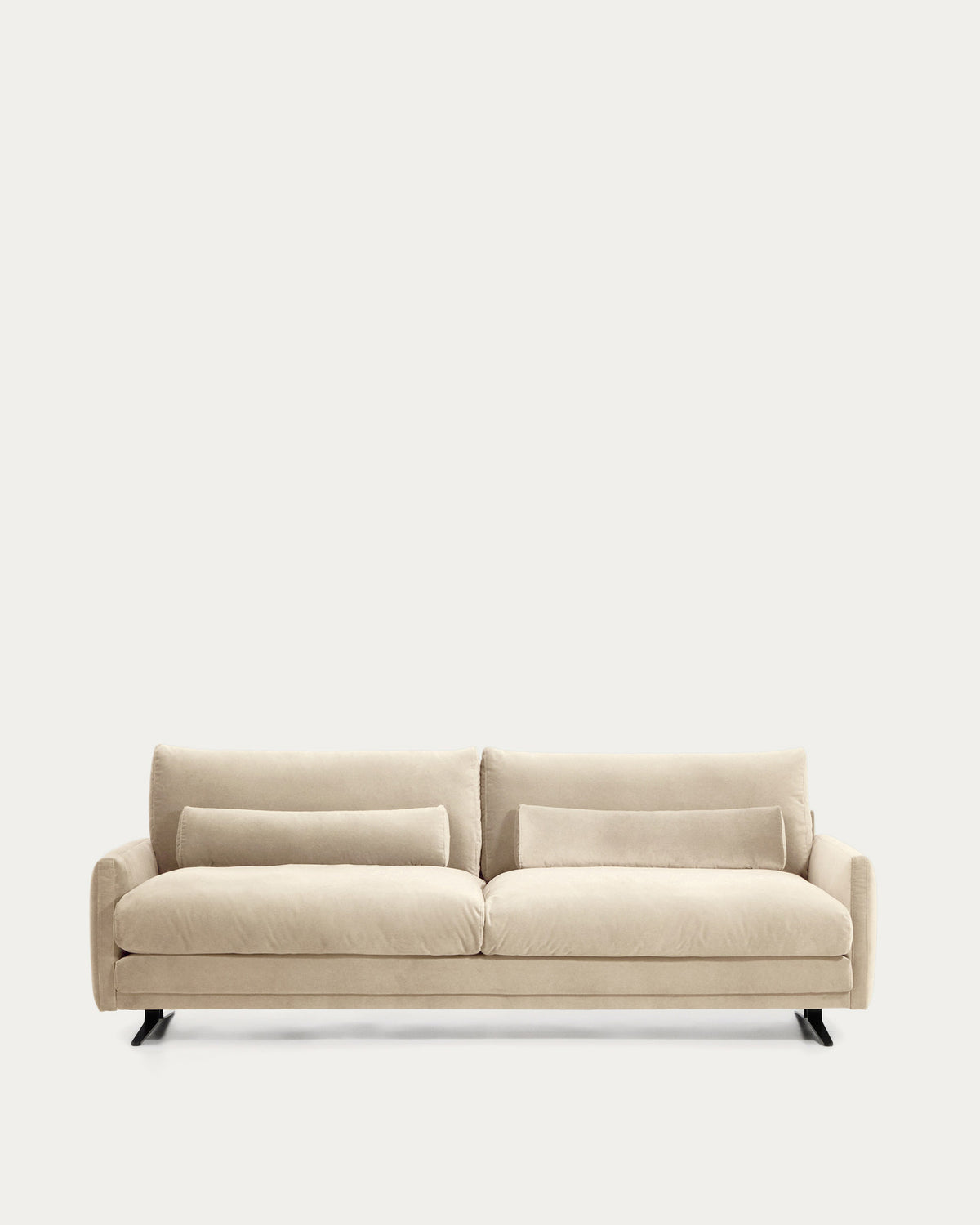 3-Sitzer-Sofa Veliro aus perlfarbenem Samt mit Stahlbeinen in schwarzer Ausführung, 240 cm in Perle präsentiert im Onlineshop von KAQTU Design AG. 3er Sofa ist von Kave Home