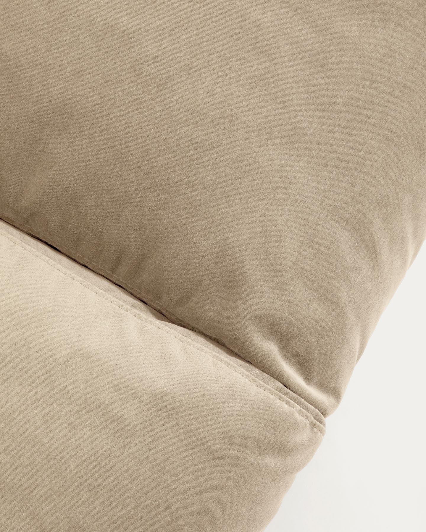 3-Sitzer-Sofa Veliro aus perlfarbenem Samt mit Stahlbeinen in schwarzer Ausführung, 240 cm FSC Mix Credit in Perle präsentiert im Onlineshop von KAQTU Design AG. 3er Sofa ist von Kave Home