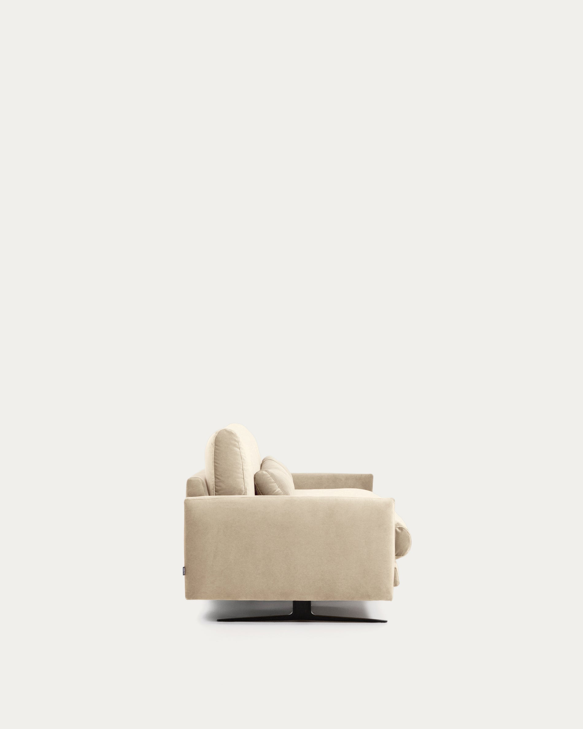 3-Sitzer-Sofa Veliro aus perlfarbenem Samt mit Stahlbeinen in schwarzer Ausführung, 240 cm FSC Mix Credit in Perle präsentiert im Onlineshop von KAQTU Design AG. 3er Sofa ist von Kave Home