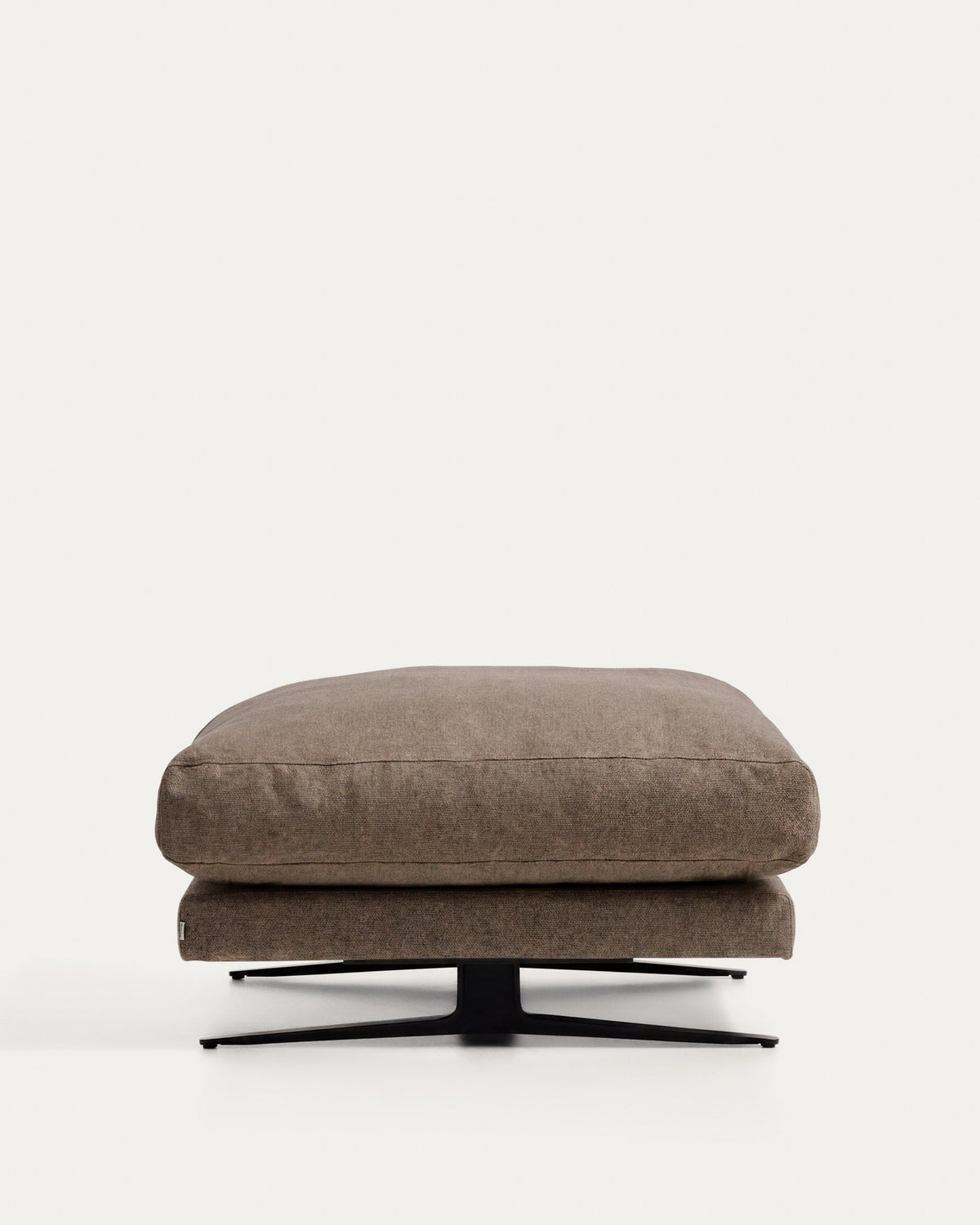 Fussablage Veliro, schwer entflammbar, in Toastbraun mit Stahlbeinen mit schwarzem Finish, 85 x 90 cm, FSC Mix Credit in Braun präsentiert im Onlineshop von KAQTU Design AG. Pouf ist von Kave Home