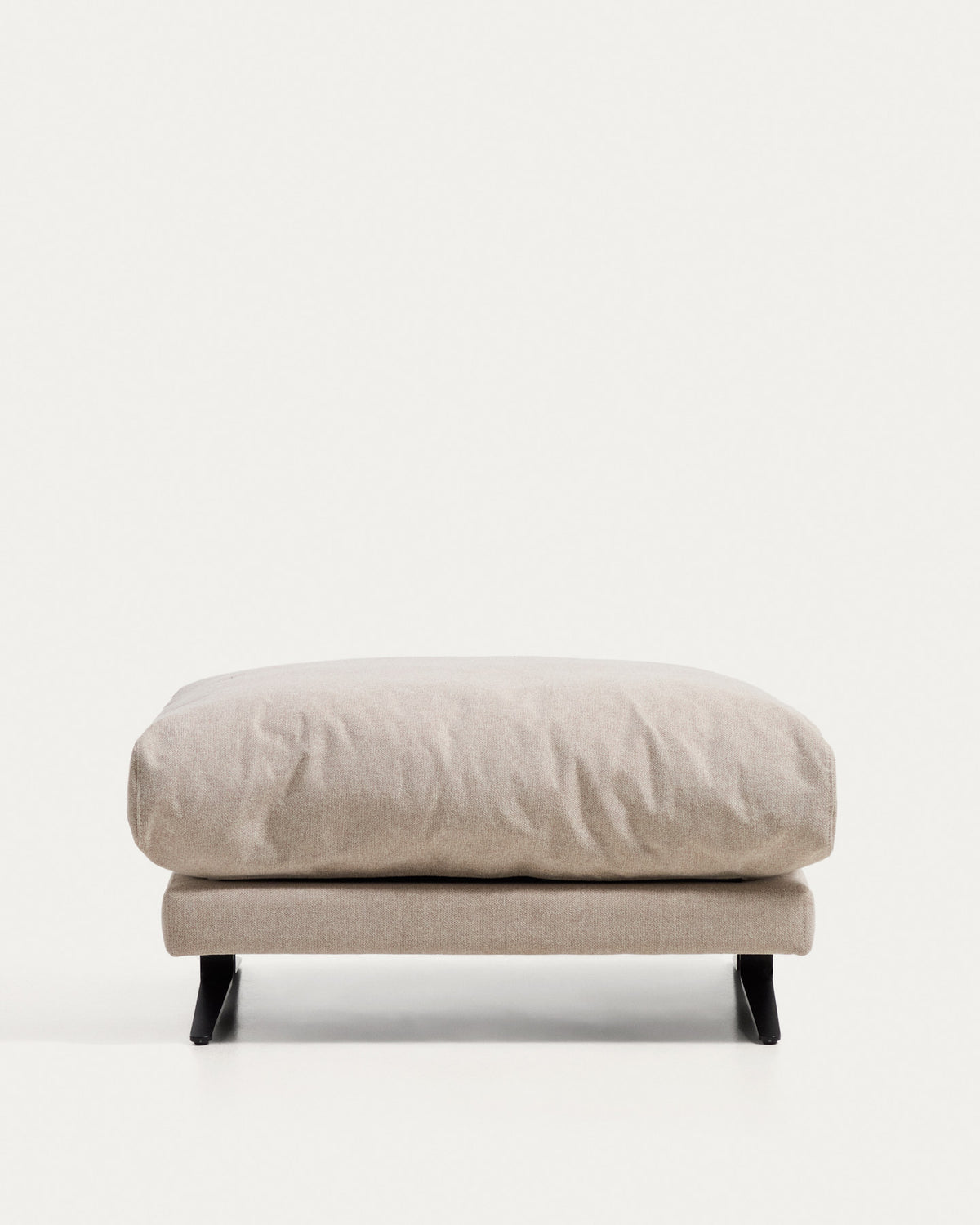 Fussablage Veliro, schwer entflammbar, in Beige mit Stahlbeinen mit schwarzem Finish, 85 x 90 cm, FSC Mix Credit in Beige präsentiert im Onlineshop von KAQTU Design AG. Pouf ist von Kave Home