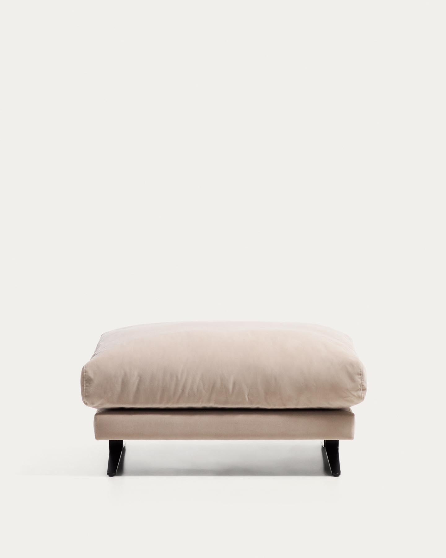 Fussablage Veliro, schwer entflammbar, mit perlweissem Samt und Stahlbeinen mit schwarzem Finish, 85 x 90 cm, FSC Mix Credit in Perle präsentiert im Onlineshop von KAQTU Design AG. Pouf ist von Kave Home