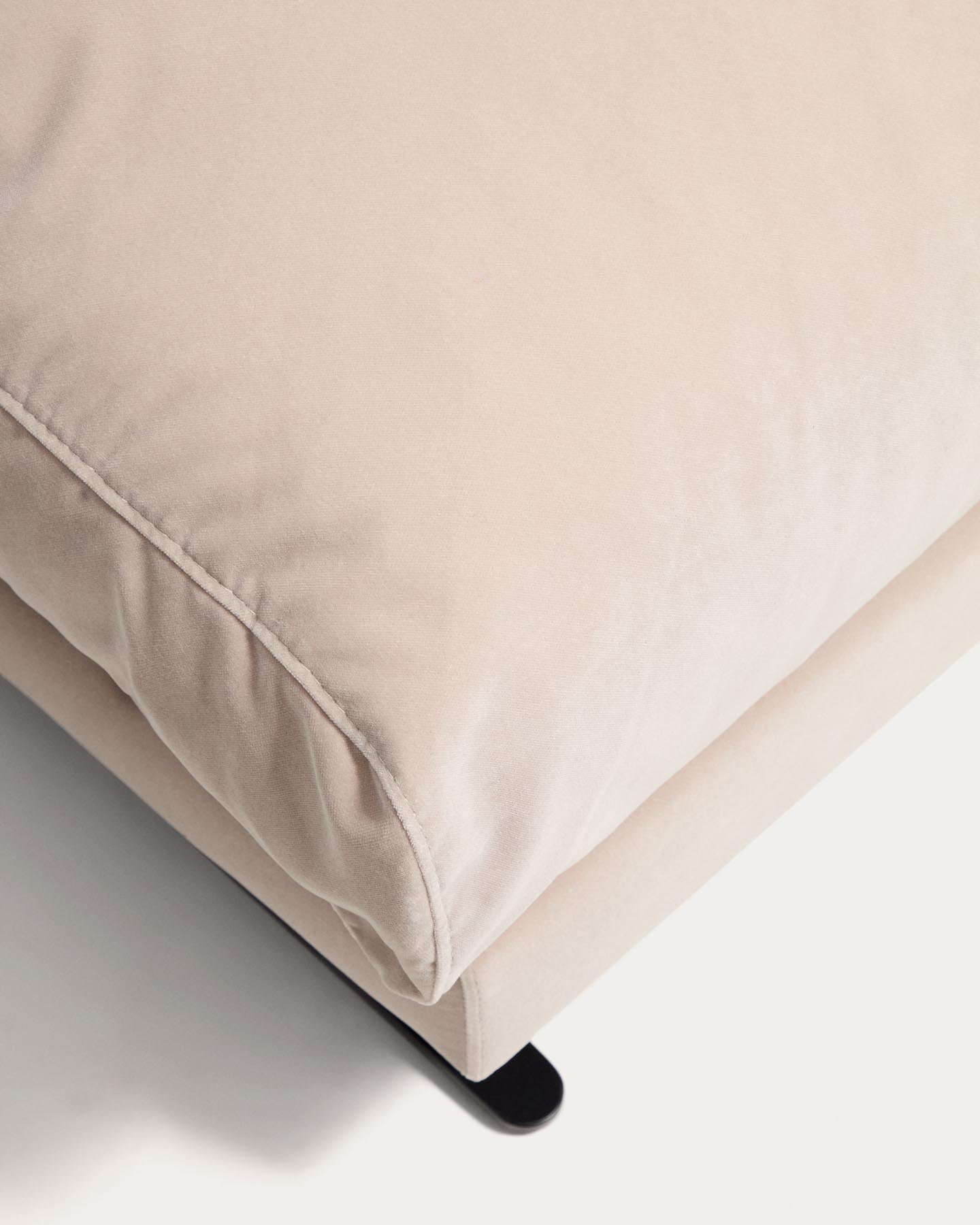 Fussablage Veliro, schwer entflammbar, mit perlweissem Samt und Stahlbeinen mit schwarzem Finish, 85 x 90 cm, FSC Mix Credit in Perle präsentiert im Onlineshop von KAQTU Design AG. Pouf ist von Kave Home