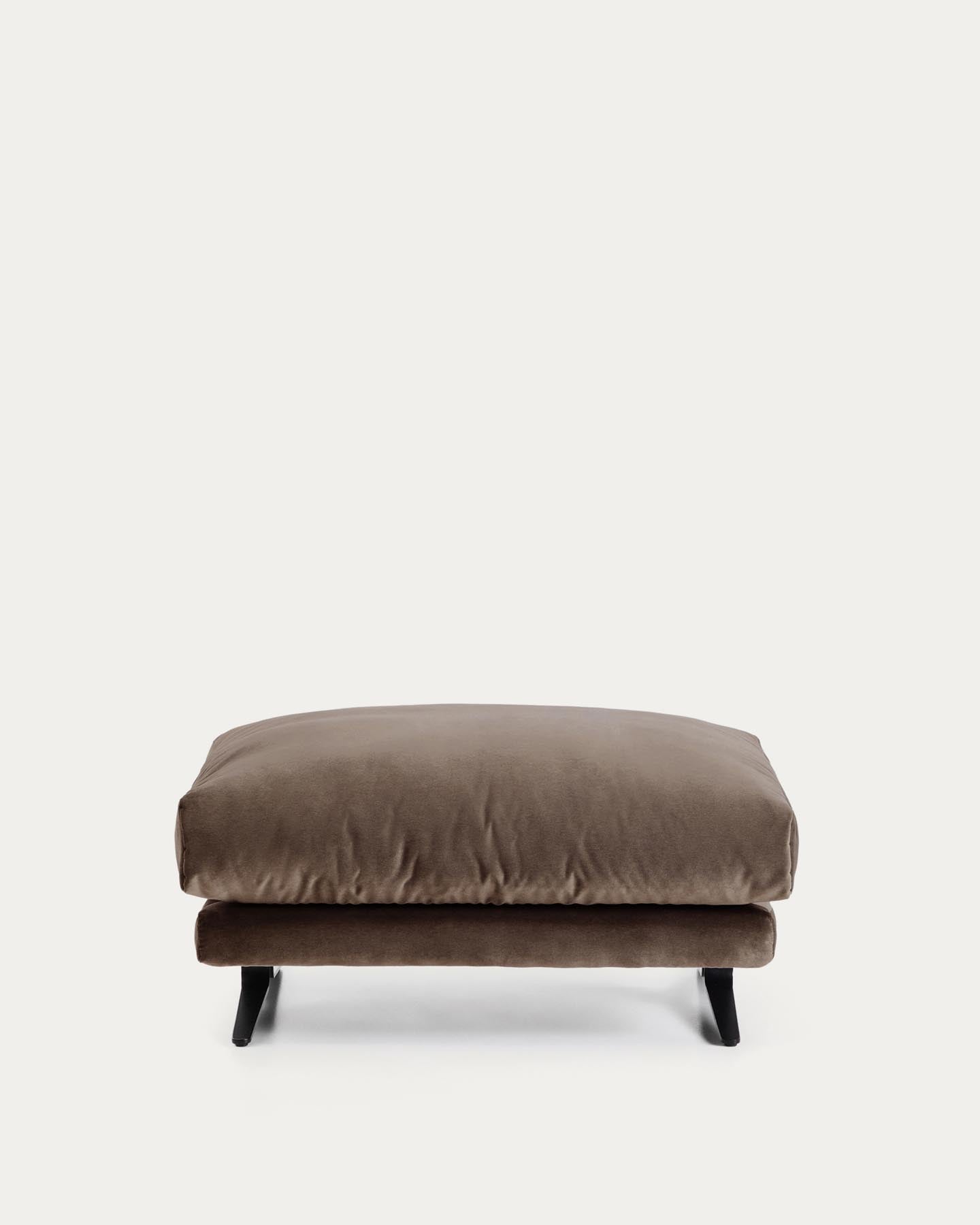 Fussablage Veliro mit schokoladenbraunem Samt und Stahlbeinen mit schwarzem Finish, 85 x 90 cm, FSC Mix Credit in Dunkelbraun präsentiert im Onlineshop von KAQTU Design AG. Pouf ist von Kave Home