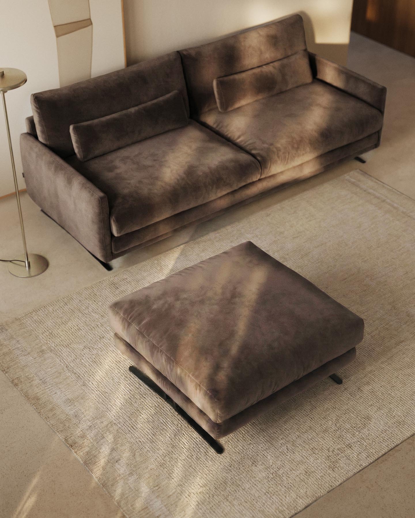 Fussablage Veliro mit schokoladenbraunem Samt und Stahlbeinen mit schwarzem Finish, 85 x 90 cm, FSC Mix Credit in Dunkelbraun präsentiert im Onlineshop von KAQTU Design AG. Pouf ist von Kave Home