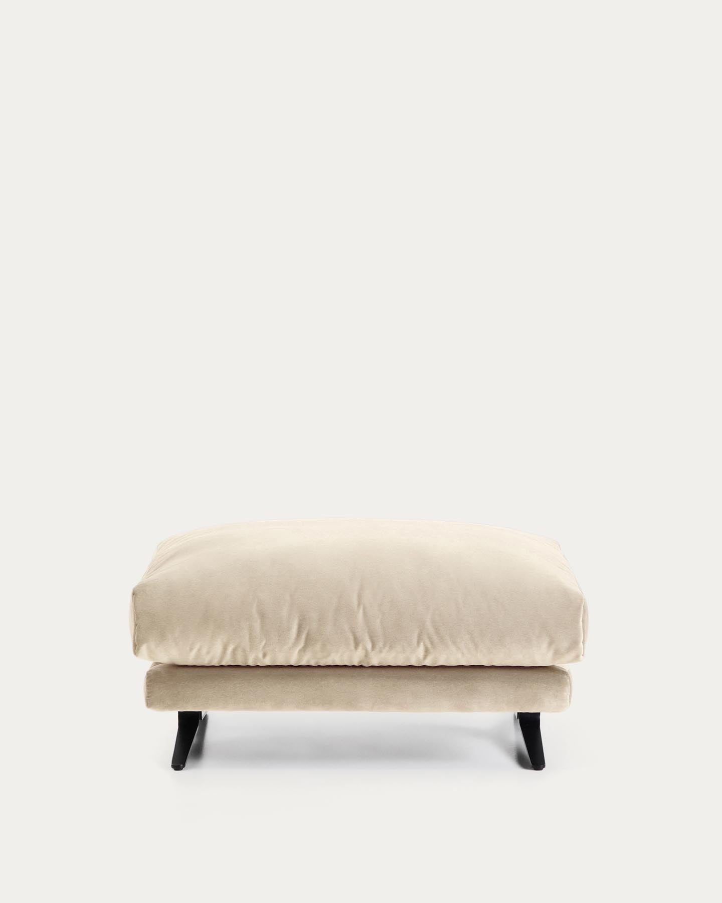 Fussablage Veliro mit perlfarbenem Samt und Stahlbeinen mit schwarzem Finish, 85 x 90 cm, FSC Mix Credit in Perle präsentiert im Onlineshop von KAQTU Design AG. Pouf ist von Kave Home