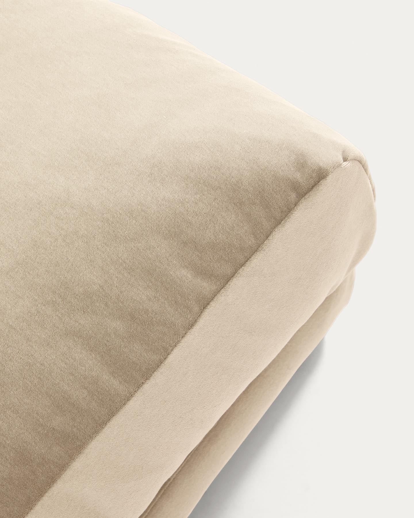 Fussablage Veliro mit perlfarbenem Samt und Stahlbeinen mit schwarzem Finish, 85 x 90 cm, FSC Mix Credit in Perle präsentiert im Onlineshop von KAQTU Design AG. Pouf ist von Kave Home