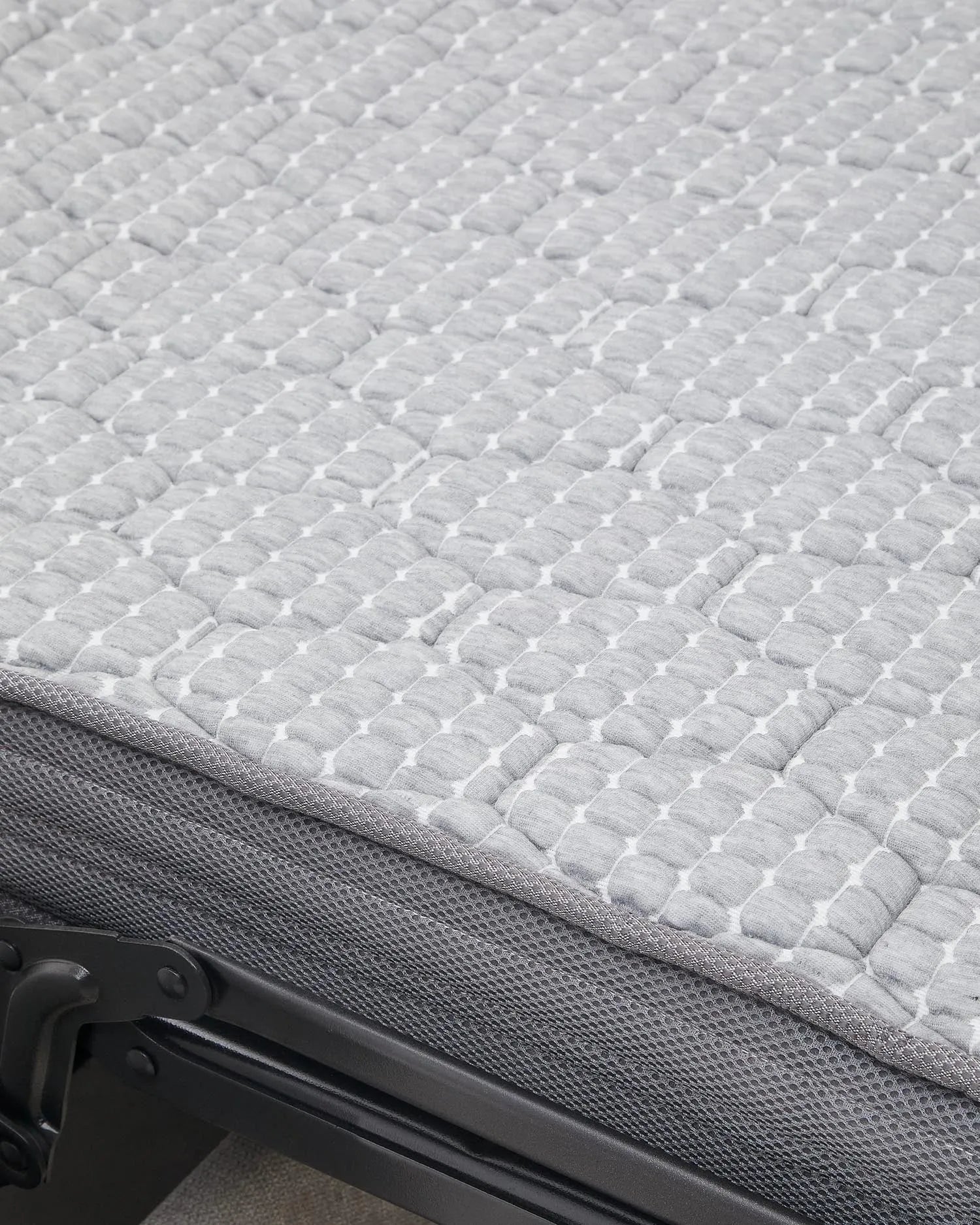 Elegantes 2-Sitzer Schlafsofa in Perlweiß mit viskoelastischer Matratze für optimalen Komfort und stilvolles Design.