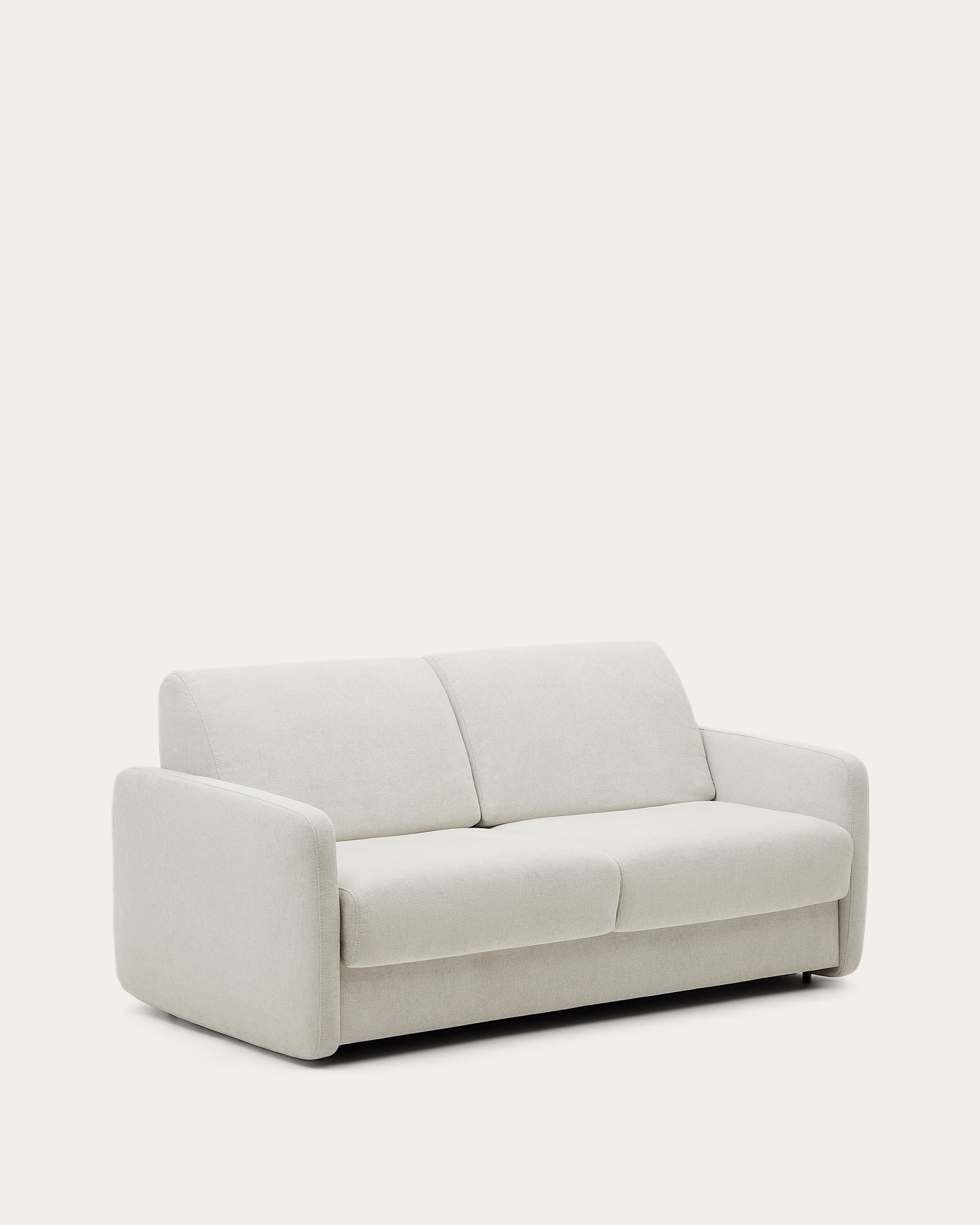 Das Nuala Schlafsofa in Perlweiß von Kave Home bietet stilvollen Komfort als 3-Sitzer mit 204 cm Breite und praktischer Schlaffunktion.