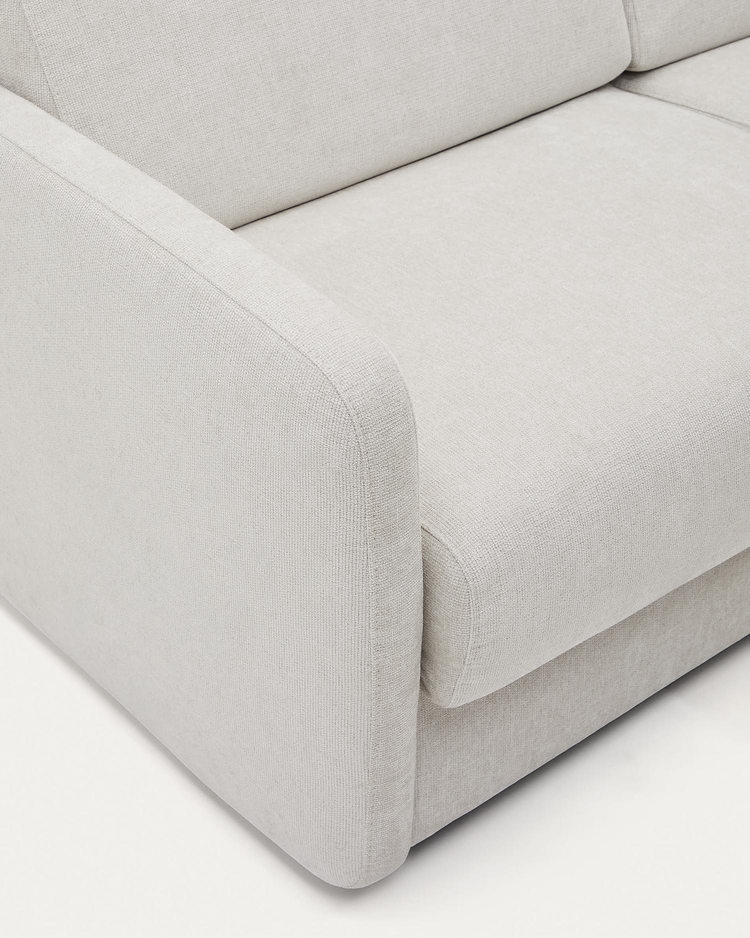 Das Nuala Schlafsofa von Kave Home in Perlweiß, 204 cm, bietet stilvolles Design und Funktionalität als 3-Sitzer und Schlafgelegenheit.