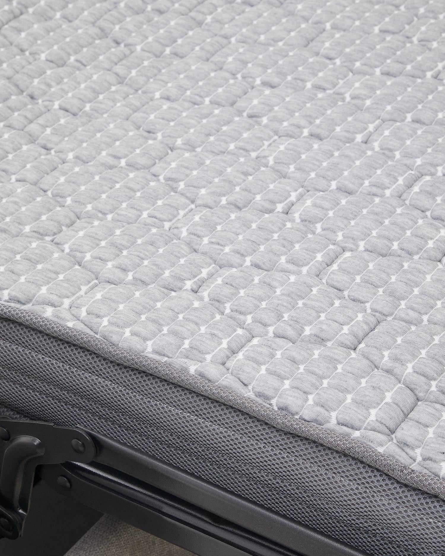 Das Nuala Schlafsofa in Perlweiß, 204 cm, vereint stilvolles Design, Komfort und Funktionalität als 3-Sitzer und Schlafsofa.
