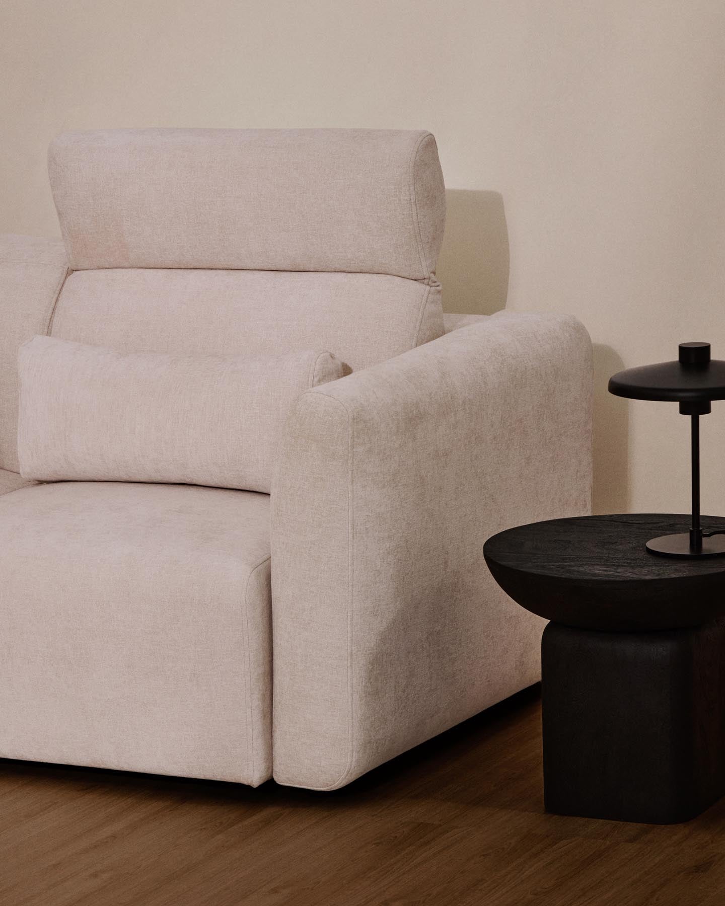 2-Sitzer-Sofa Lares mit elektrisch ausfahrbaren Sitzen und verstellbarer Kopfstütze in beiger Chenille, 180 cm in Beige präsentiert im Onlineshop von KAQTU Design AG. 2er Sofa ist von Kave Home