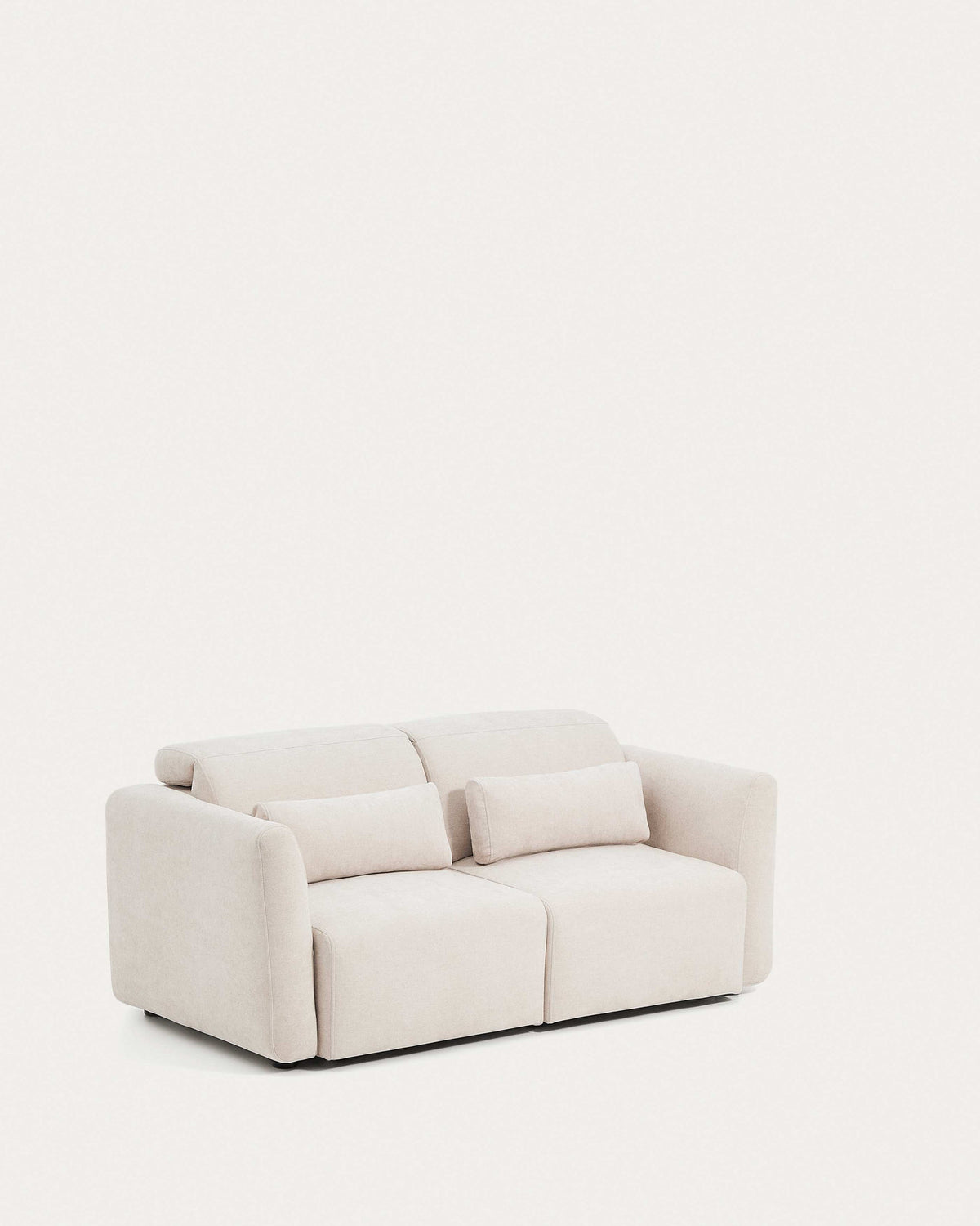 2-Sitzer-Sofa Lares mit elektrisch ausfahrbaren Sitzen und verstellbarer Kopfstütze in beiger Chenille, 180 cm in Beige präsentiert im Onlineshop von KAQTU Design AG. 2er Sofa ist von Kave Home
