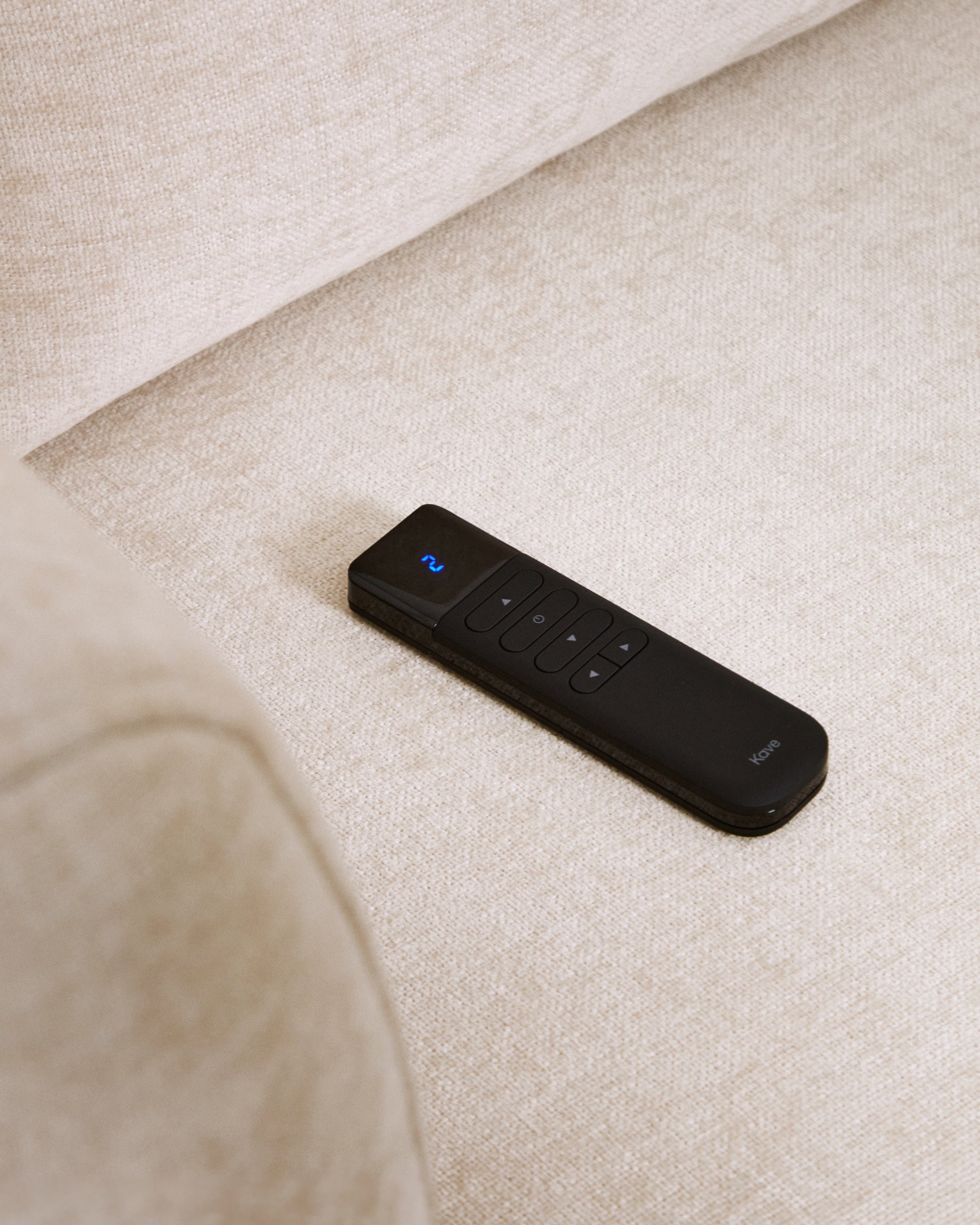 2-Sitzer-Sofa Lares mit elektrisch ausfahrbaren Sitzen und verstellbarer Kopfstütze in beiger Chenille, 150 cm in Beige präsentiert im Onlineshop von KAQTU Design AG. 2er Sofa ist von Kave Home