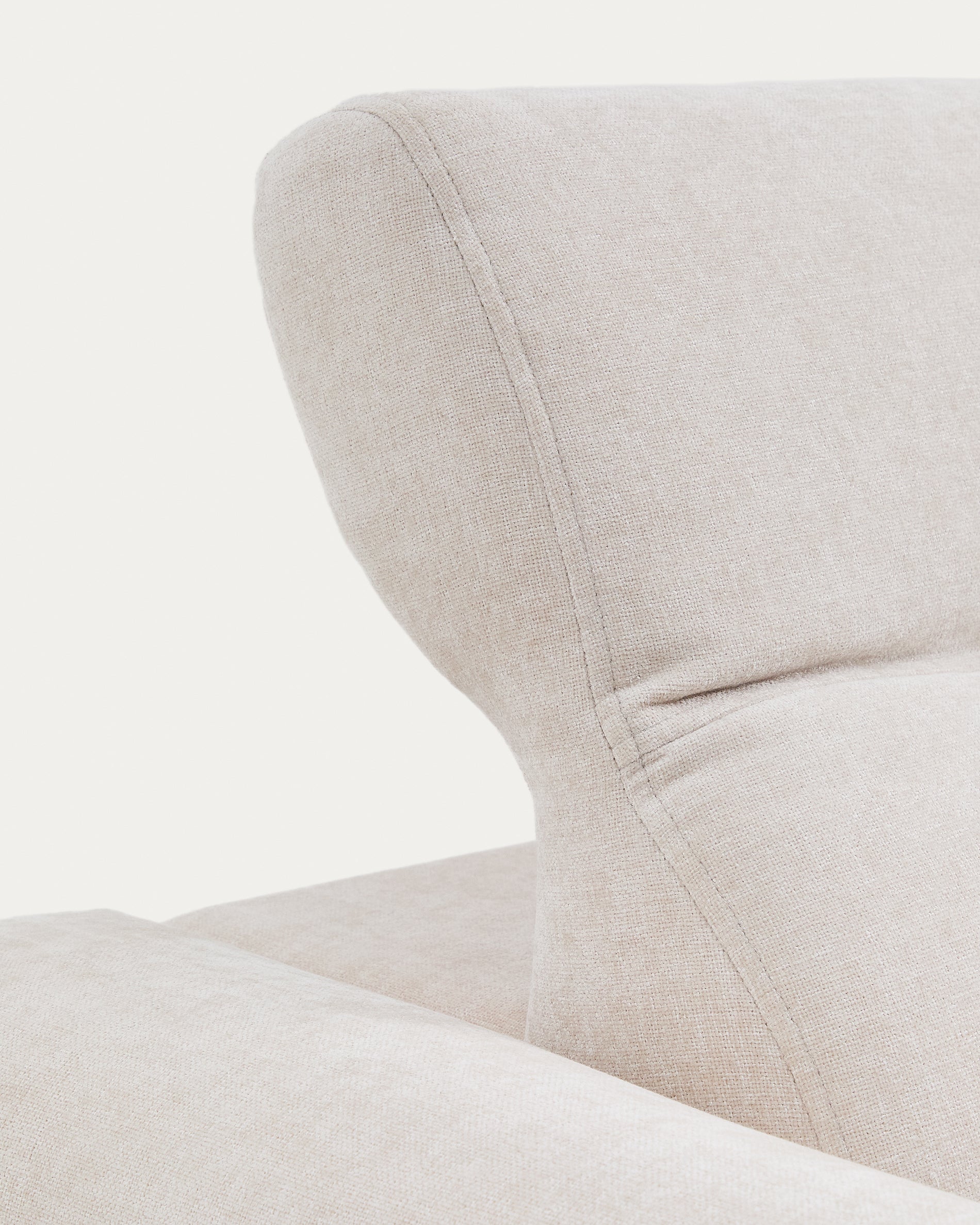 2-Sitzer-Sofa Lares mit elektrisch ausfahrbaren Sitzen und verstellbarer Kopfstütze in beiger Chenille, 150 cm in Beige präsentiert im Onlineshop von KAQTU Design AG. 2er Sofa ist von Kave Home