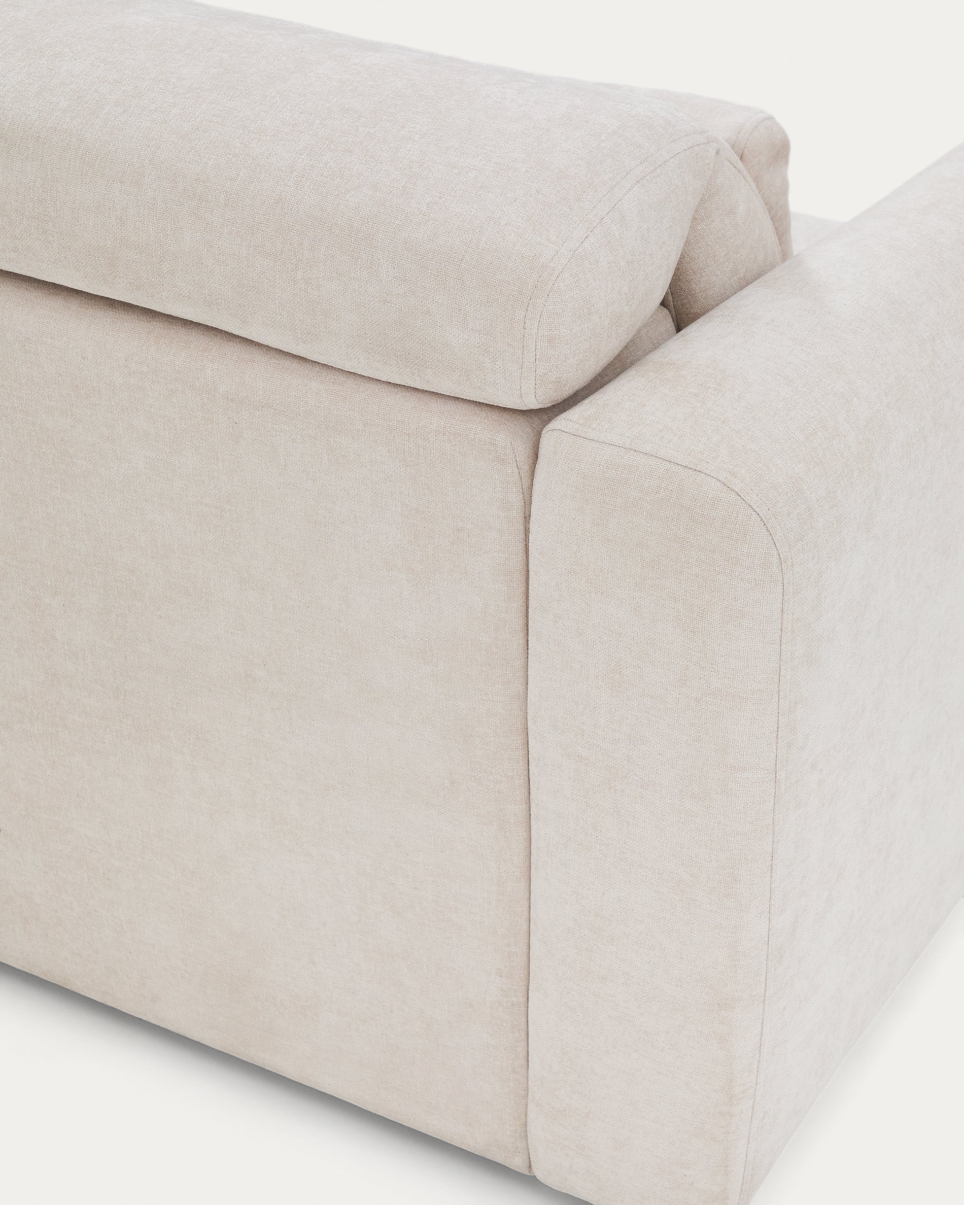 2-Sitzer-Sofa Lares mit elektrisch ausfahrbaren Sitzen und verstellbarer Kopfstütze in beiger Chenille, 150 cm in Beige präsentiert im Onlineshop von KAQTU Design AG. 2er Sofa ist von Kave Home
