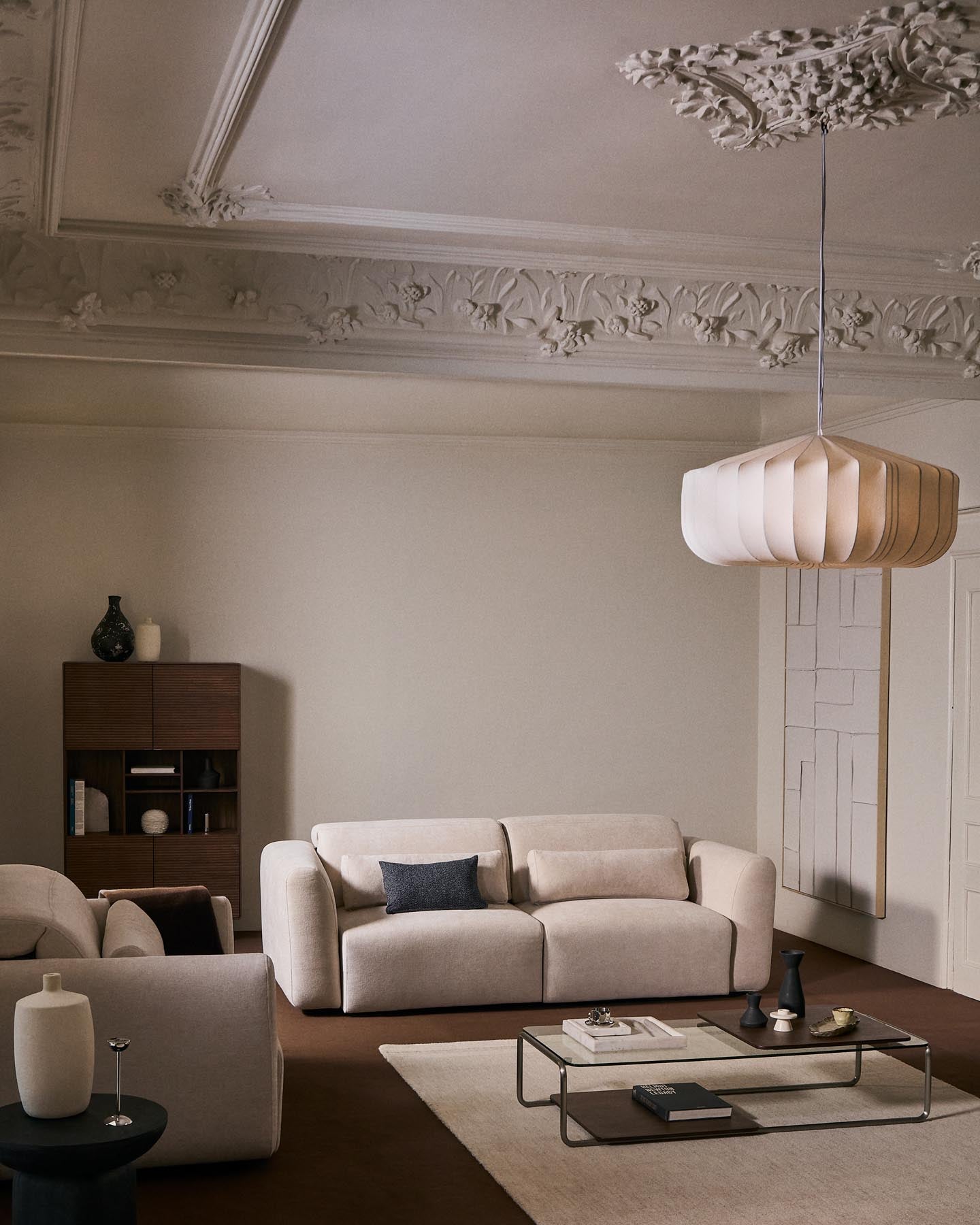 3-Sitzer-Sofa Lares mit elektrisch ausfahrbaren Sitzen und verstellbarer Kopfstütze in beiger Chenille, 240 cm in Beige präsentiert im Onlineshop von KAQTU Design AG. 3er Sofa ist von Kave Home