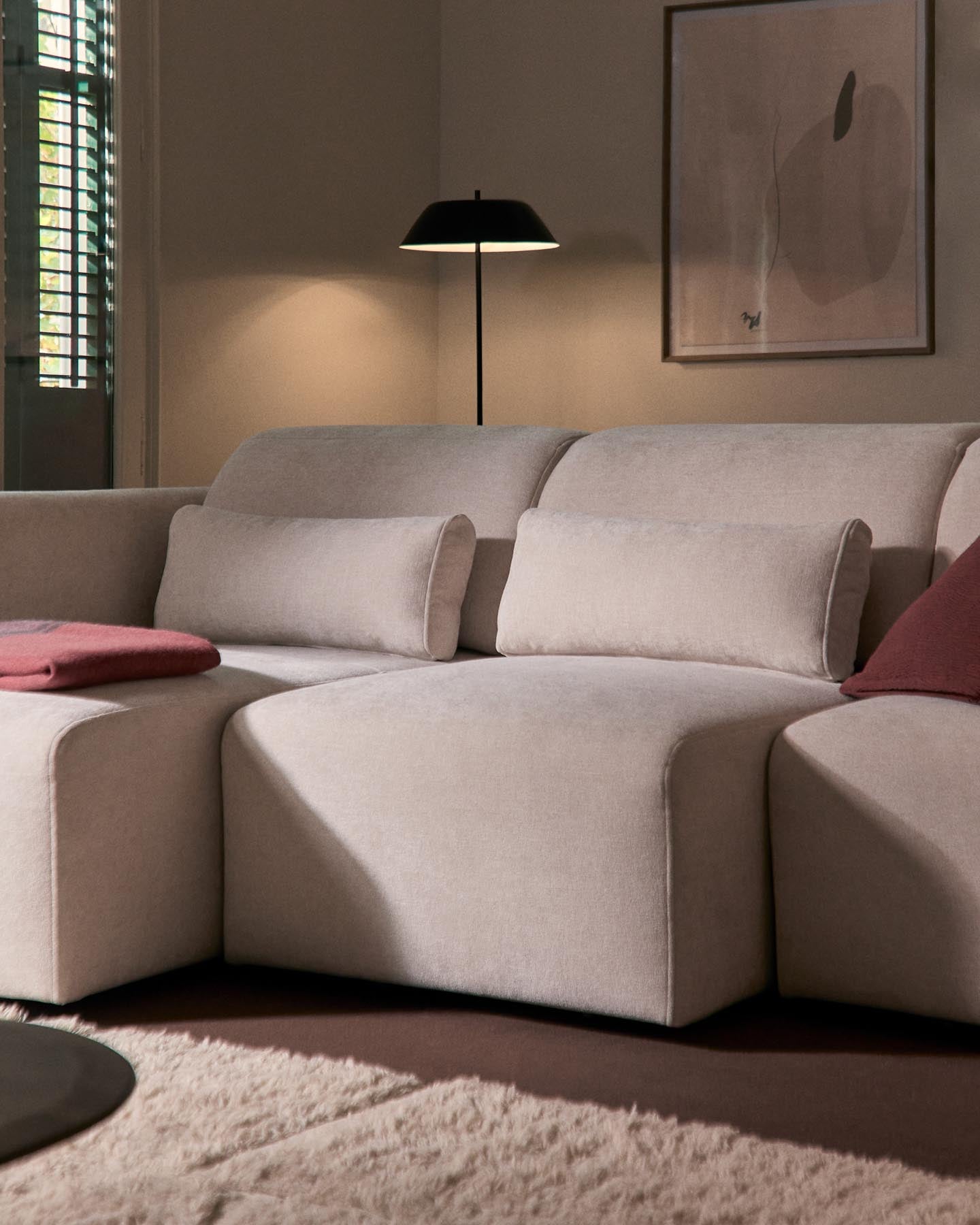 3-Sitzer-Sofa Lares mit elektrisch ausfahrbaren Sitzen und verstellbarer Kopfstütze in beiger Chenille, 255 cm in Beige präsentiert im Onlineshop von KAQTU Design AG. 3er Sofa ist von Kave Home