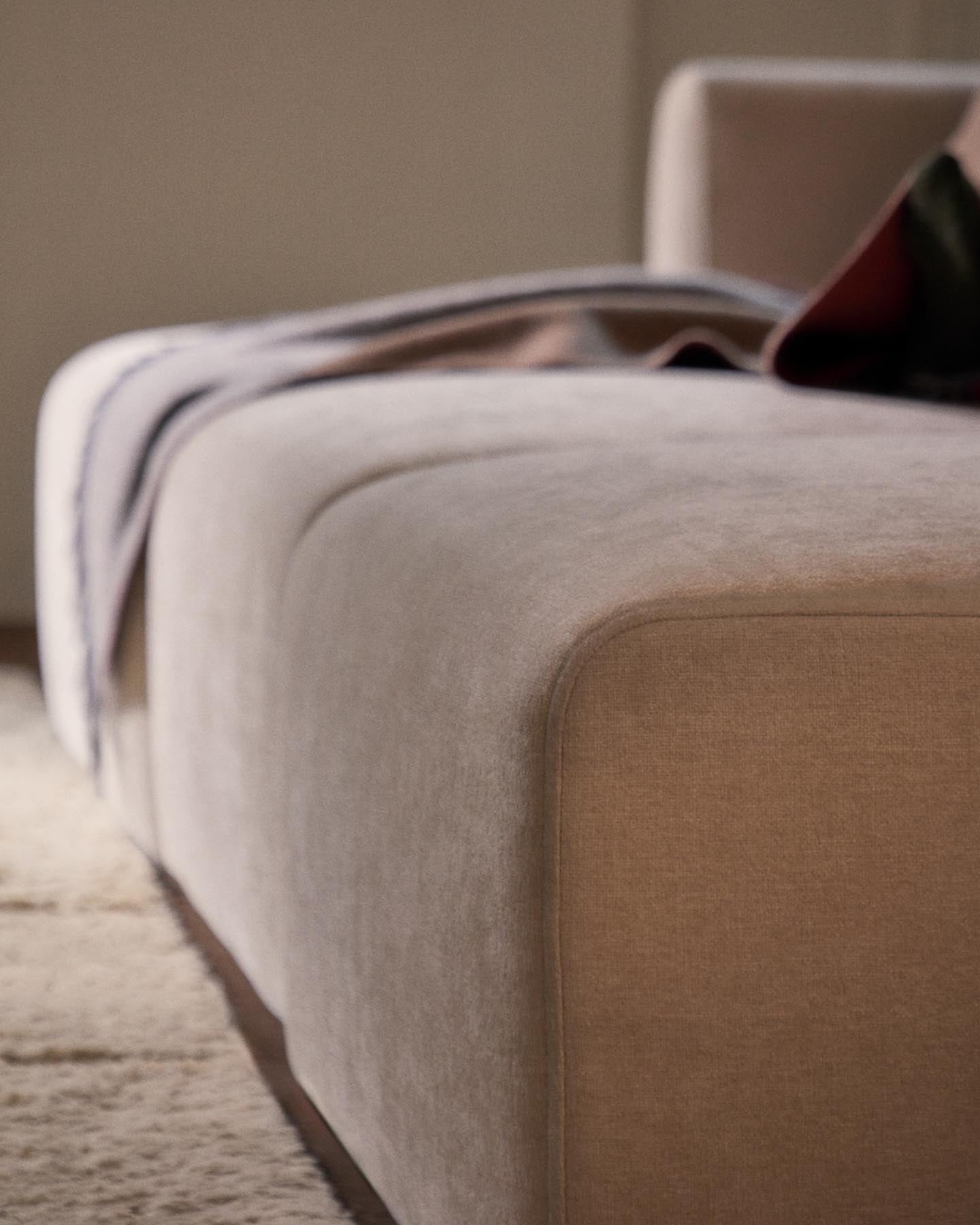 3-Sitzer-Sofa Lares mit elektrisch ausfahrbaren Sitzen und verstellbarer Kopfstütze in beiger Chenille, 255 cm in Beige präsentiert im Onlineshop von KAQTU Design AG. 3er Sofa ist von Kave Home