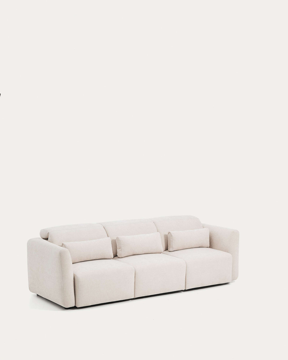 3-Sitzer-Sofa Lares mit elektrisch ausfahrbaren Sitzen und verstellbarer Kopfstütze in beiger Chenille, 255 cm in Beige präsentiert im Onlineshop von KAQTU Design AG. 3er Sofa ist von Kave Home