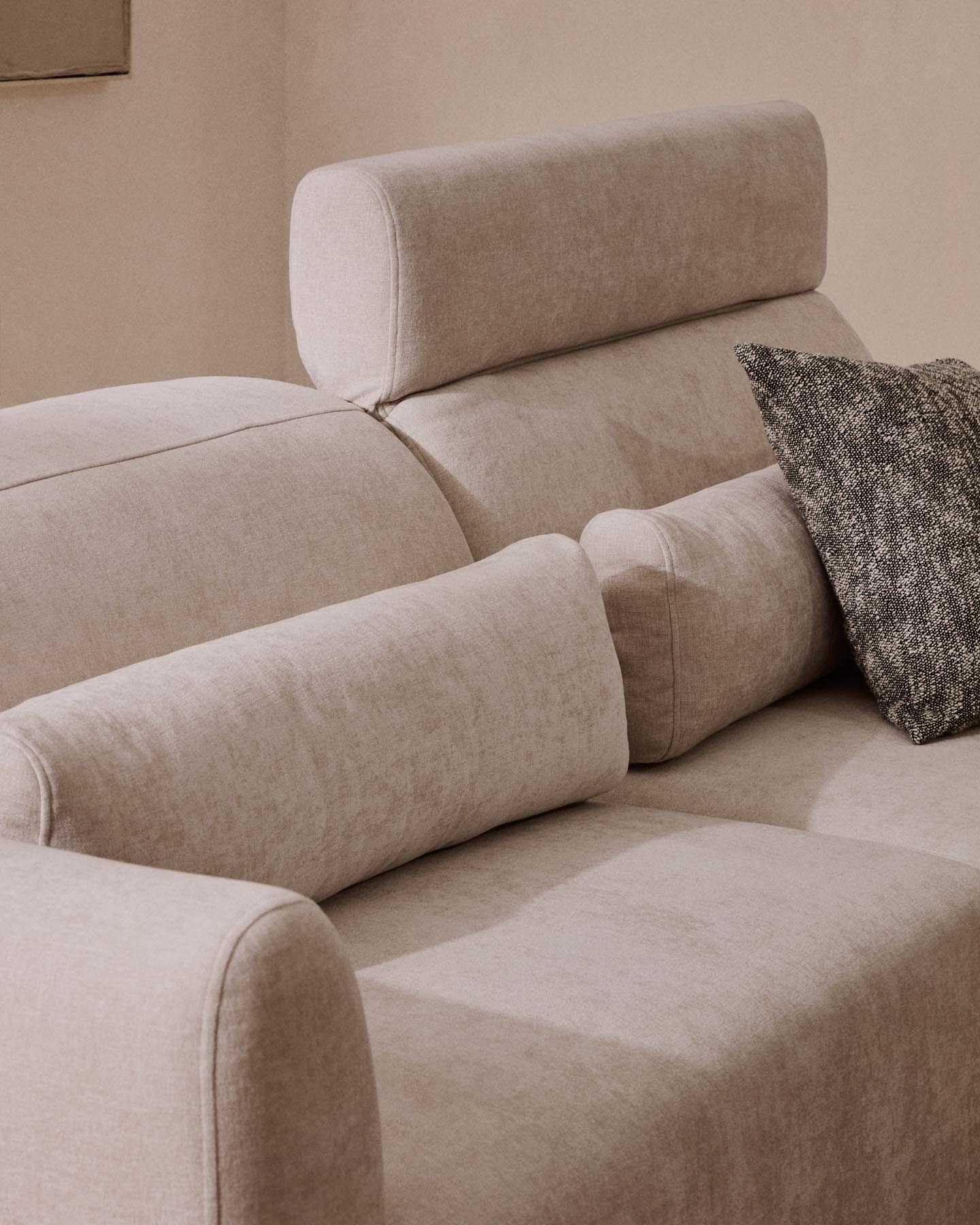 4-Sitzer-Sofa Lares mit elektrisch ausfahrbaren Sitzen und verstellbarer Kopfstütze in beiger Chenille, 290 cm in Beige präsentiert im Onlineshop von KAQTU Design AG. 4er Sofa ist von Kave Home